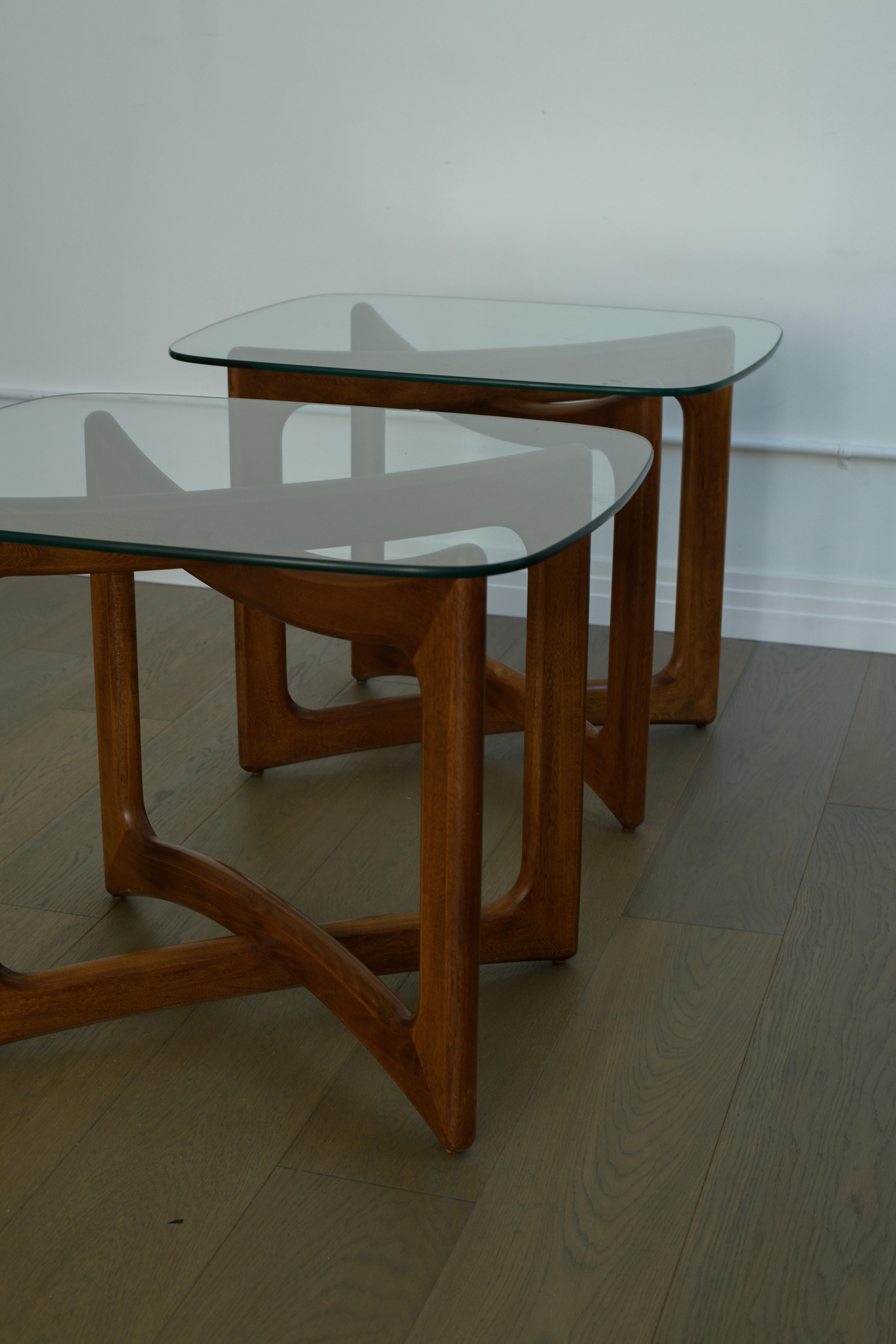 Paire de tables d'appoint en noyer et verre Adrian Pearsall en vente 3