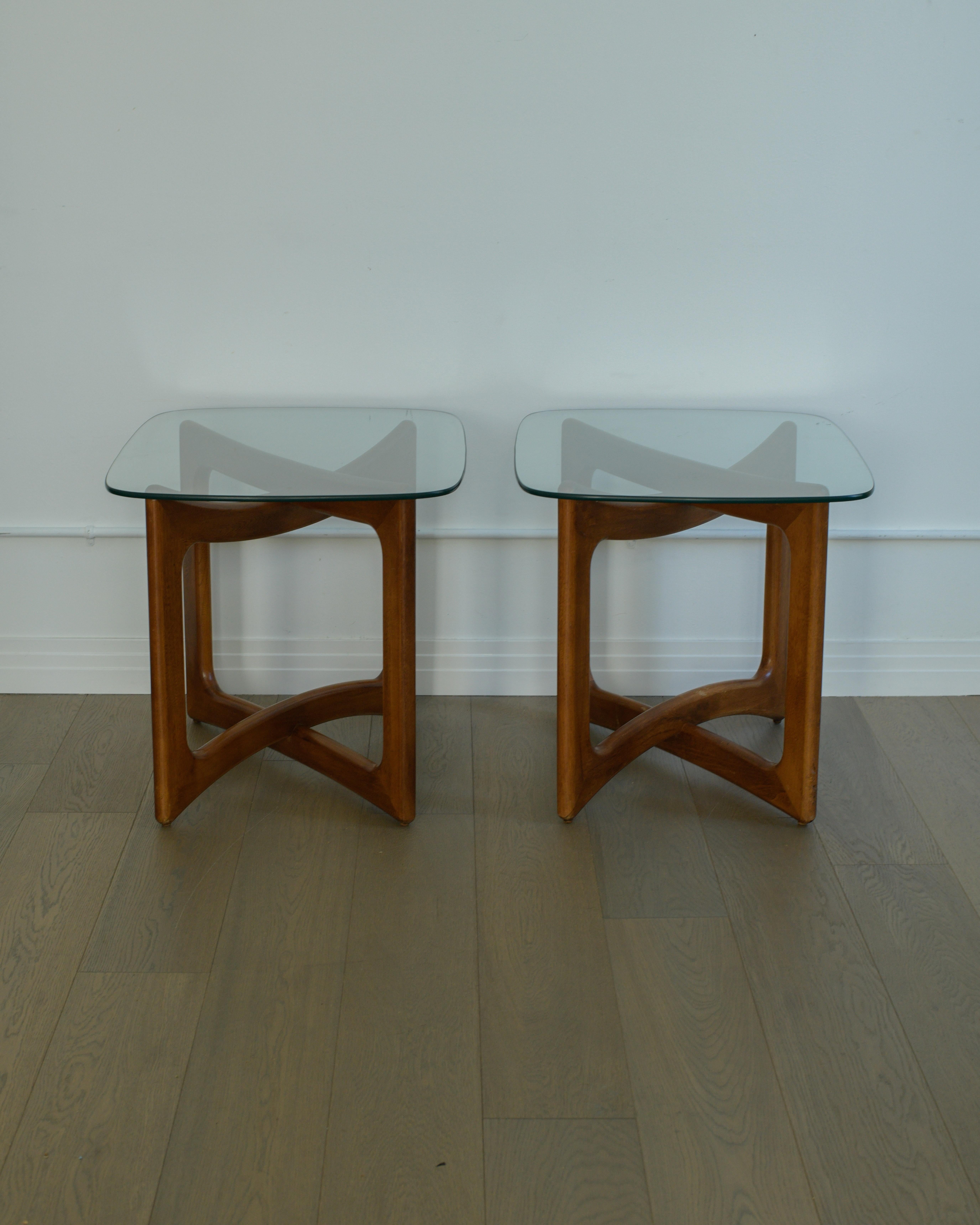 Paire de tables d'appoint en noyer et verre Adrian Pearsall en vente 4