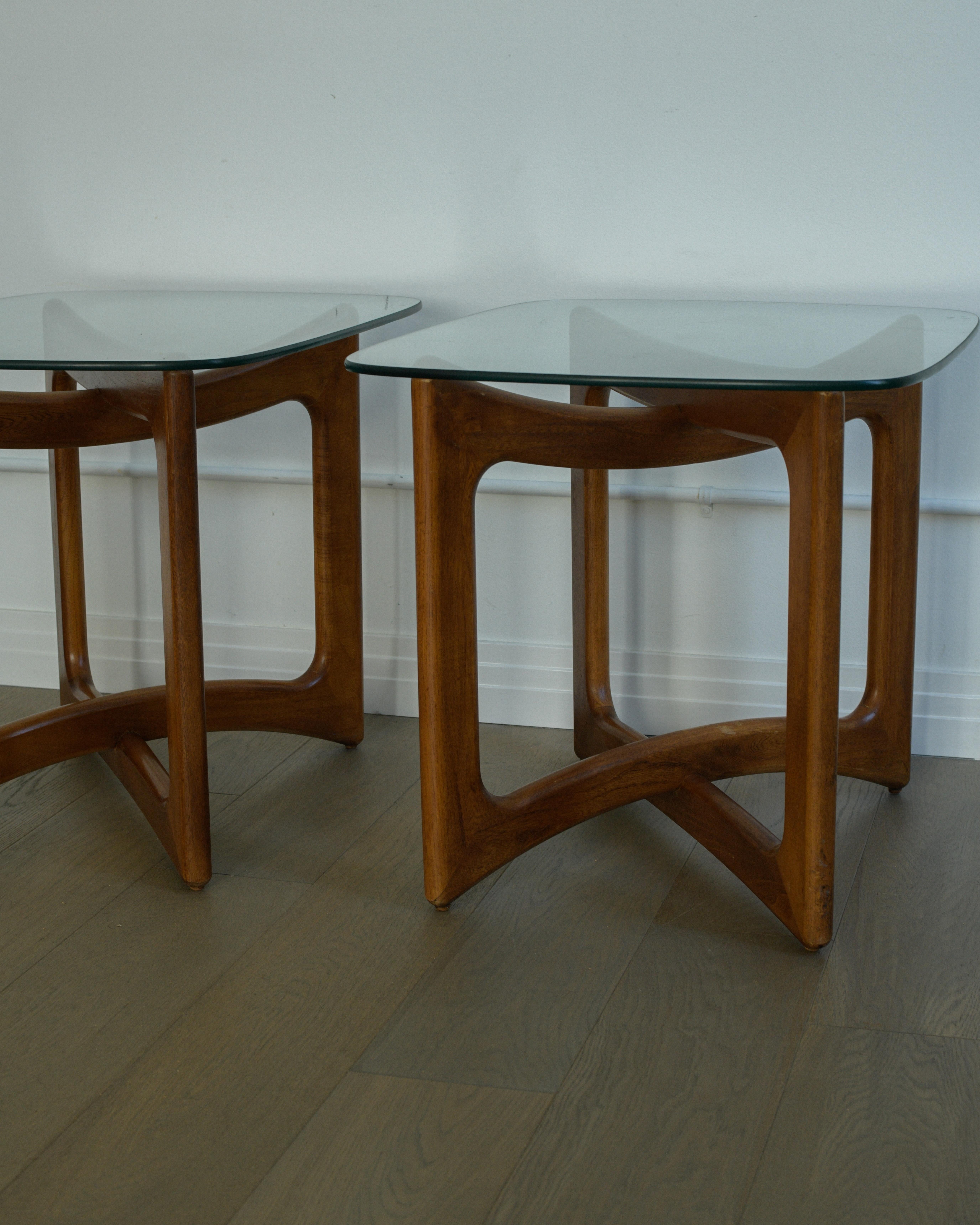 Paire de tables d'appoint en noyer et verre Adrian Pearsall en vente 5