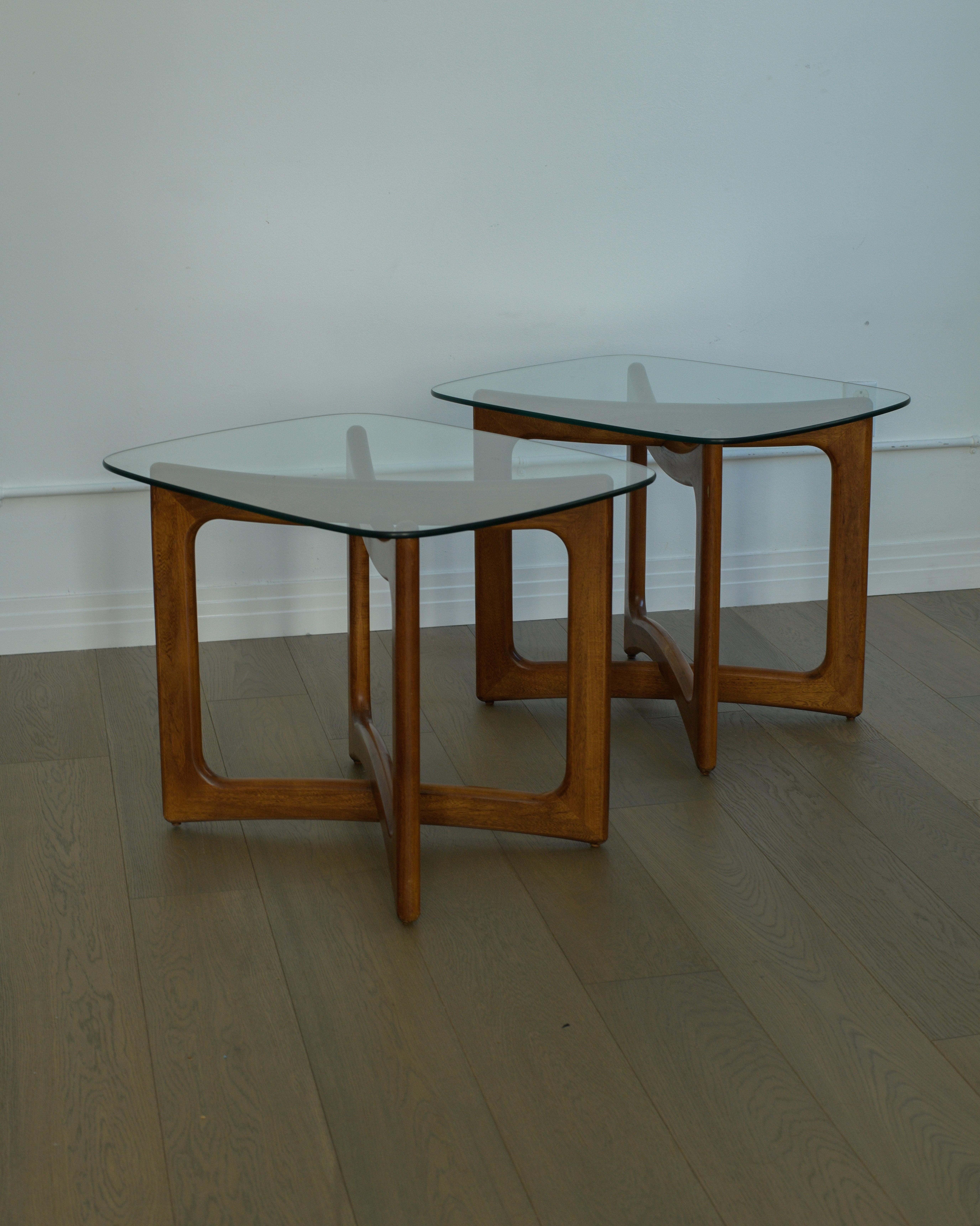 Paire de tables d'appoint en noyer et verre Adrian Pearsall en vente 6