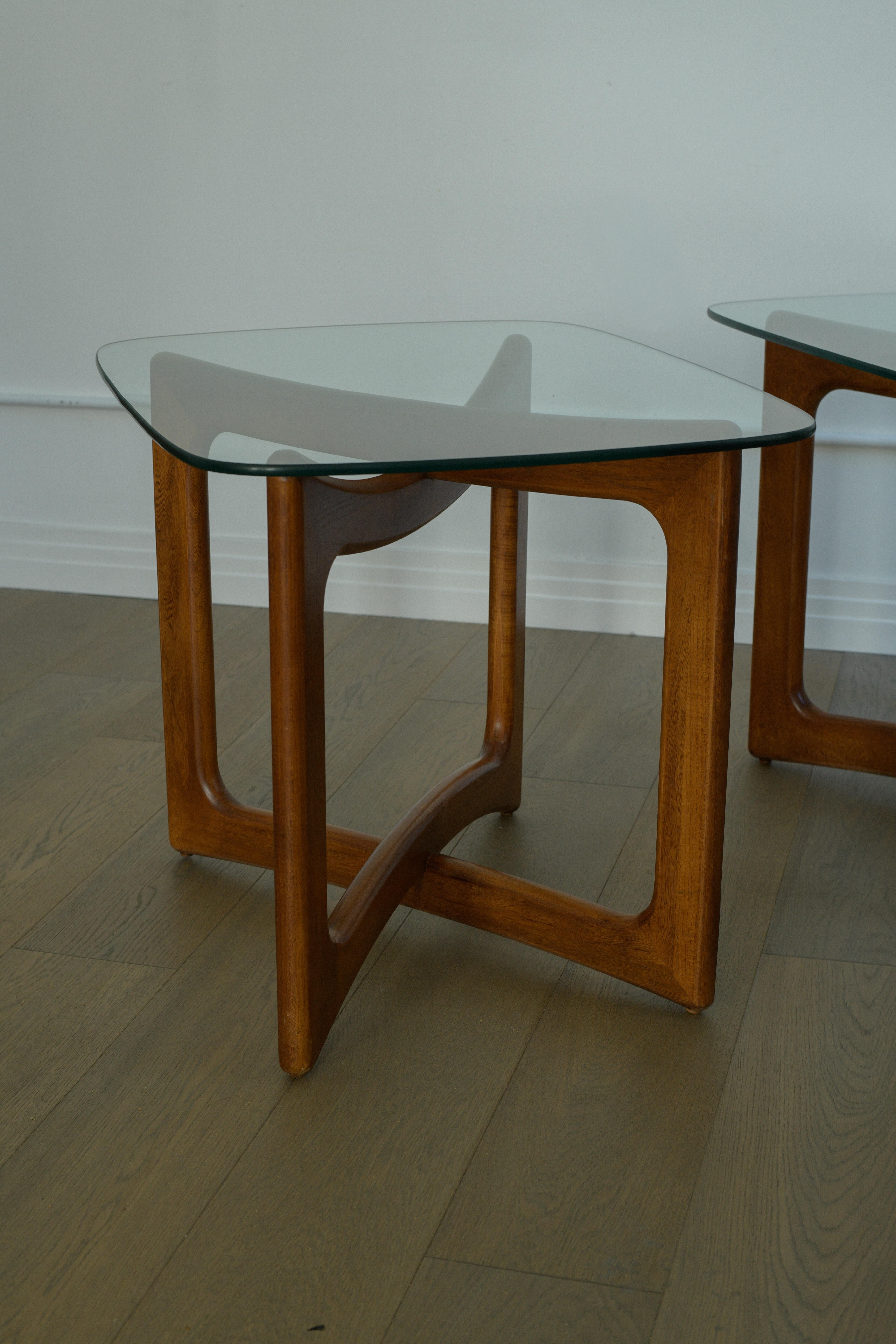 Mid-Century Modern Paire de tables d'appoint en noyer et verre Adrian Pearsall en vente