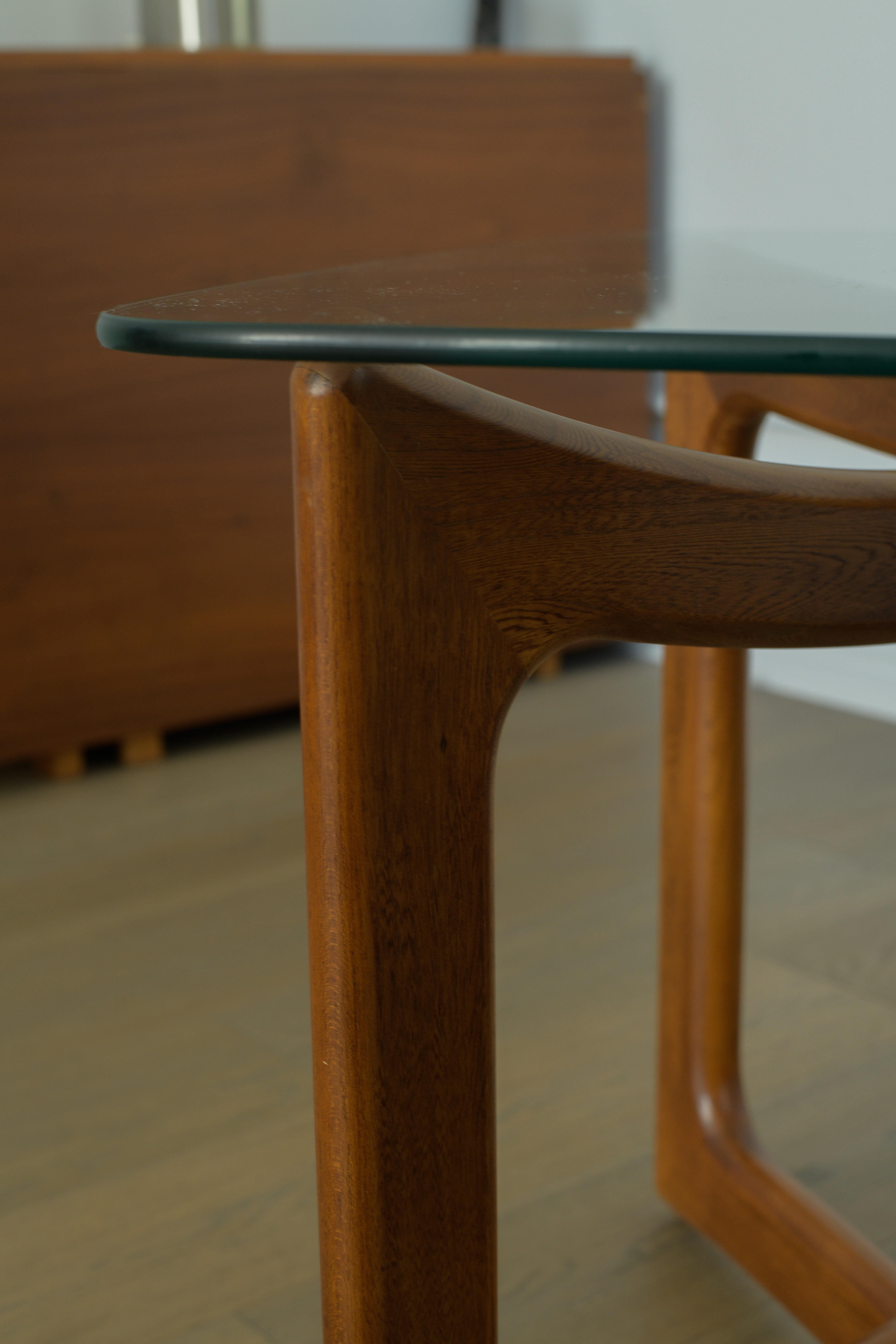 Américain Paire de tables d'appoint en noyer et verre Adrian Pearsall en vente