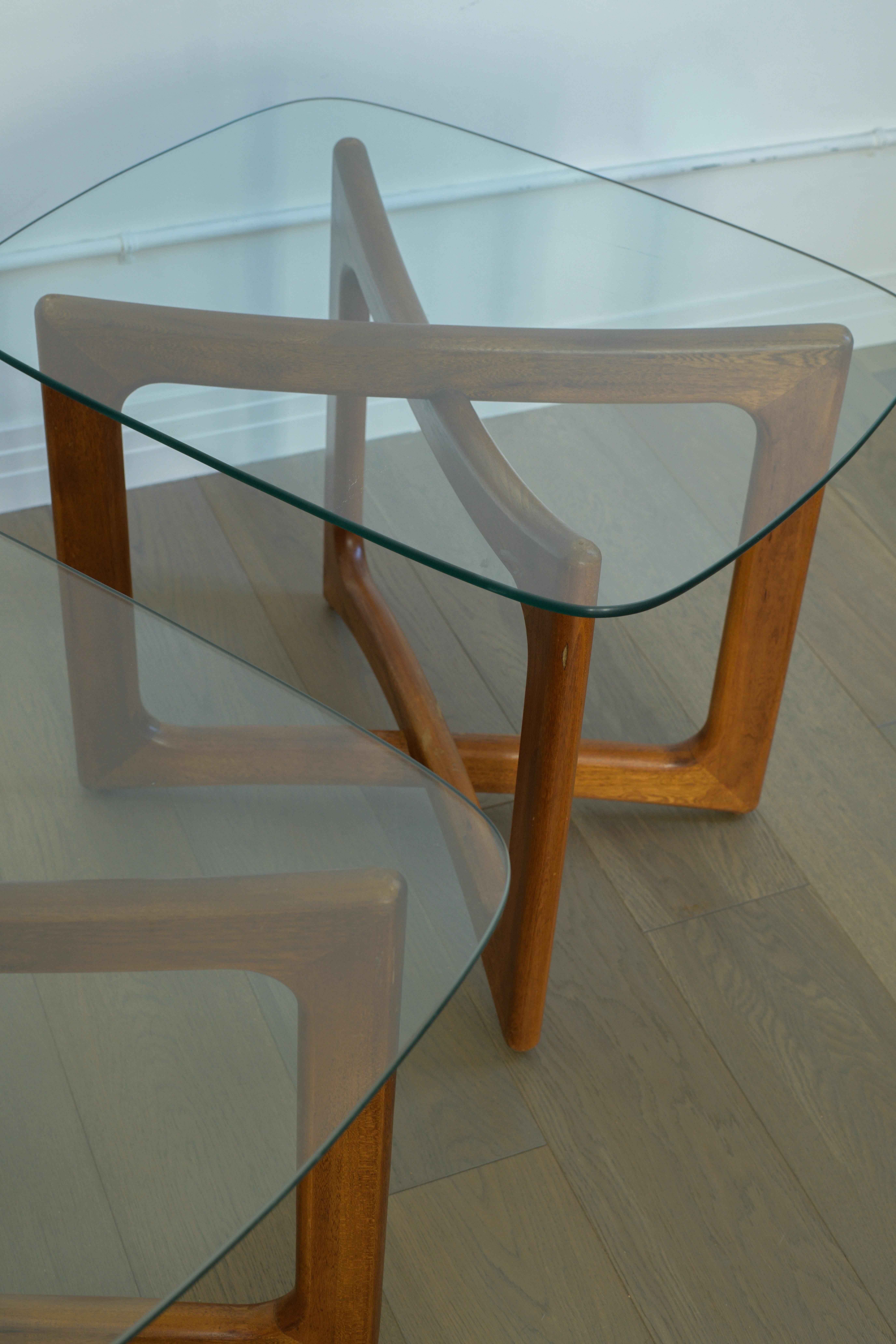 Paire de tables d'appoint en noyer et verre Adrian Pearsall Bon état - En vente à Los Angeles, CA