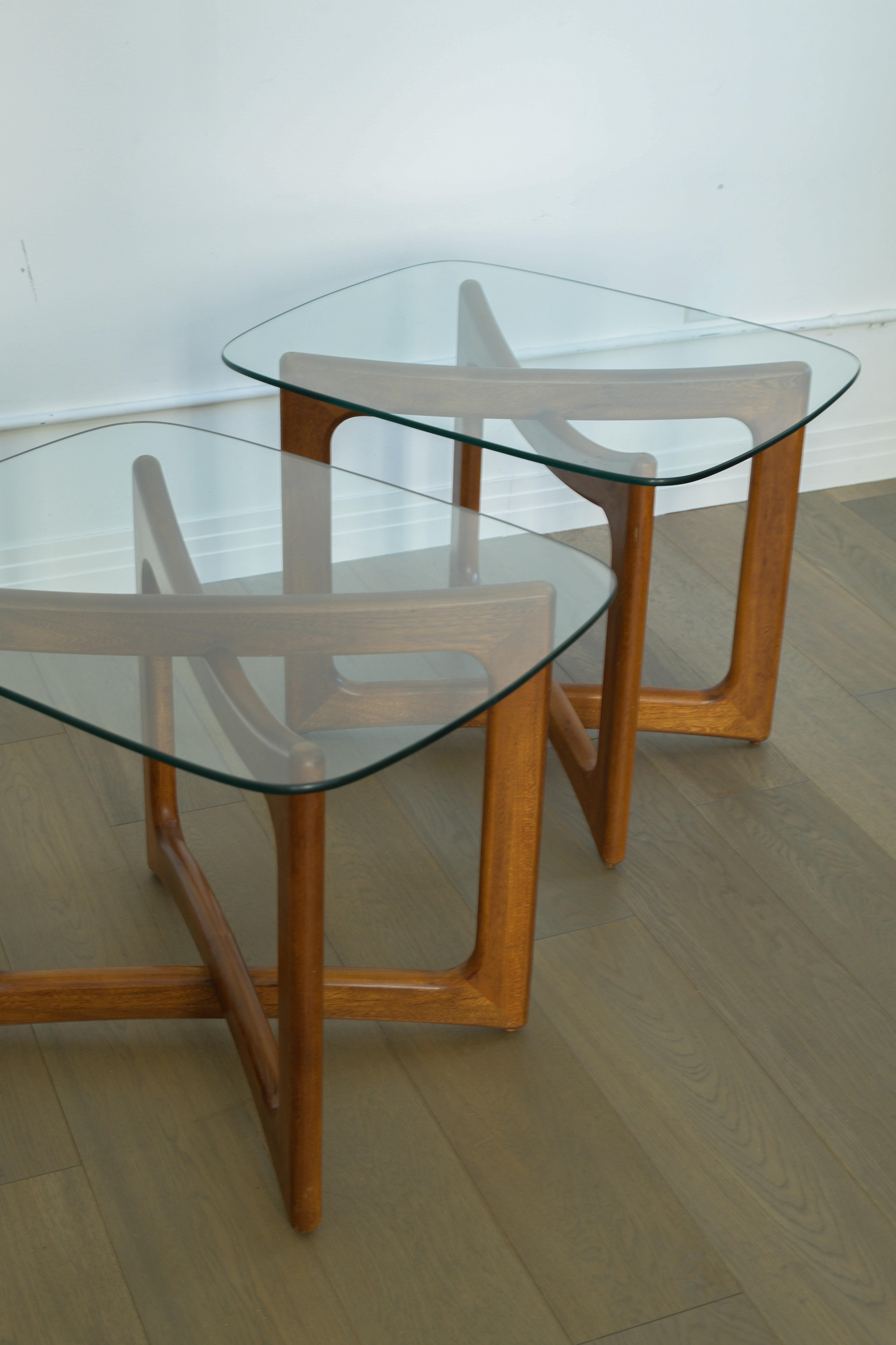 Fin du 20e siècle Paire de tables d'appoint en noyer et verre Adrian Pearsall en vente