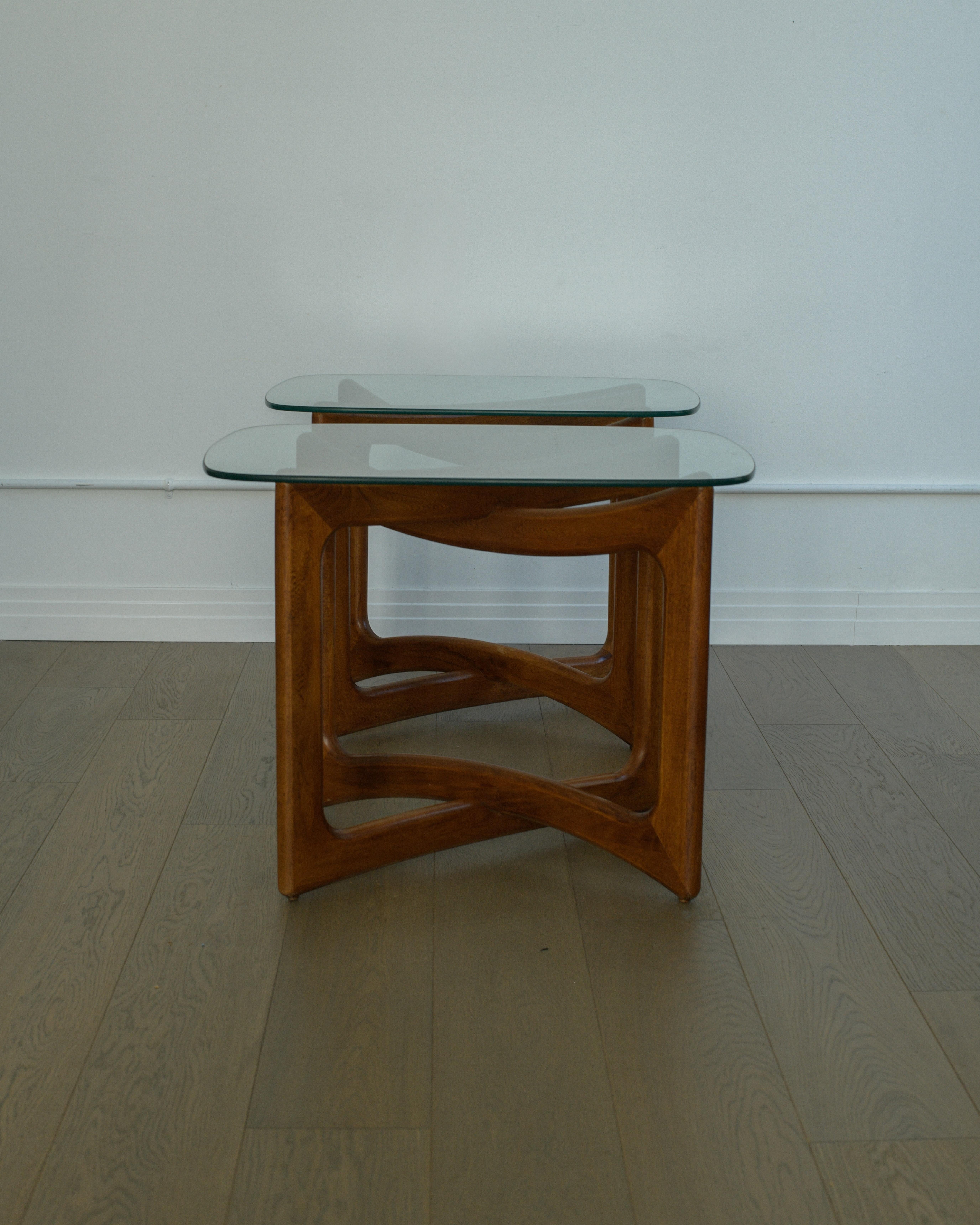 Verre Paire de tables d'appoint en noyer et verre Adrian Pearsall en vente
