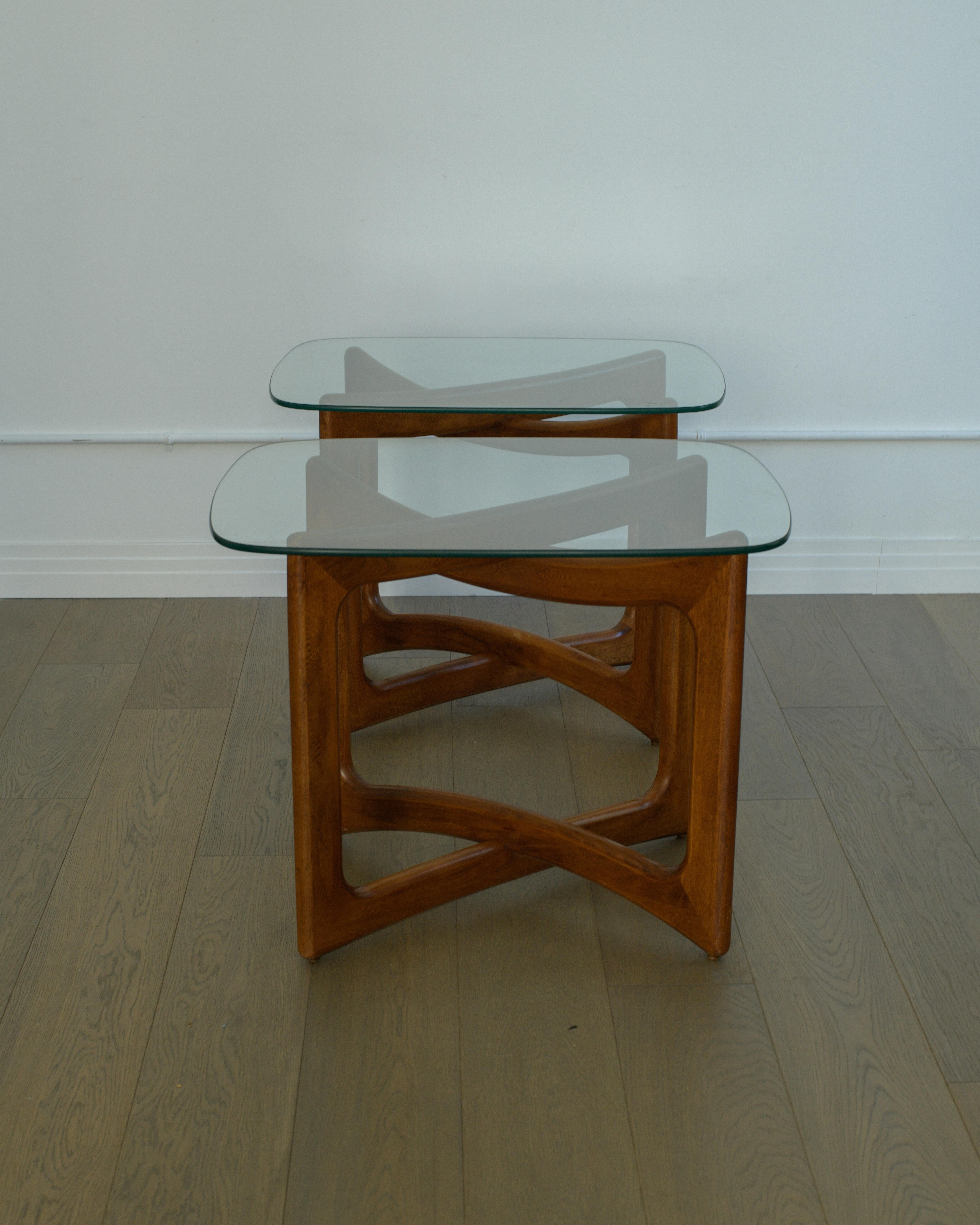 Paire de tables d'appoint en noyer et verre Adrian Pearsall en vente 1