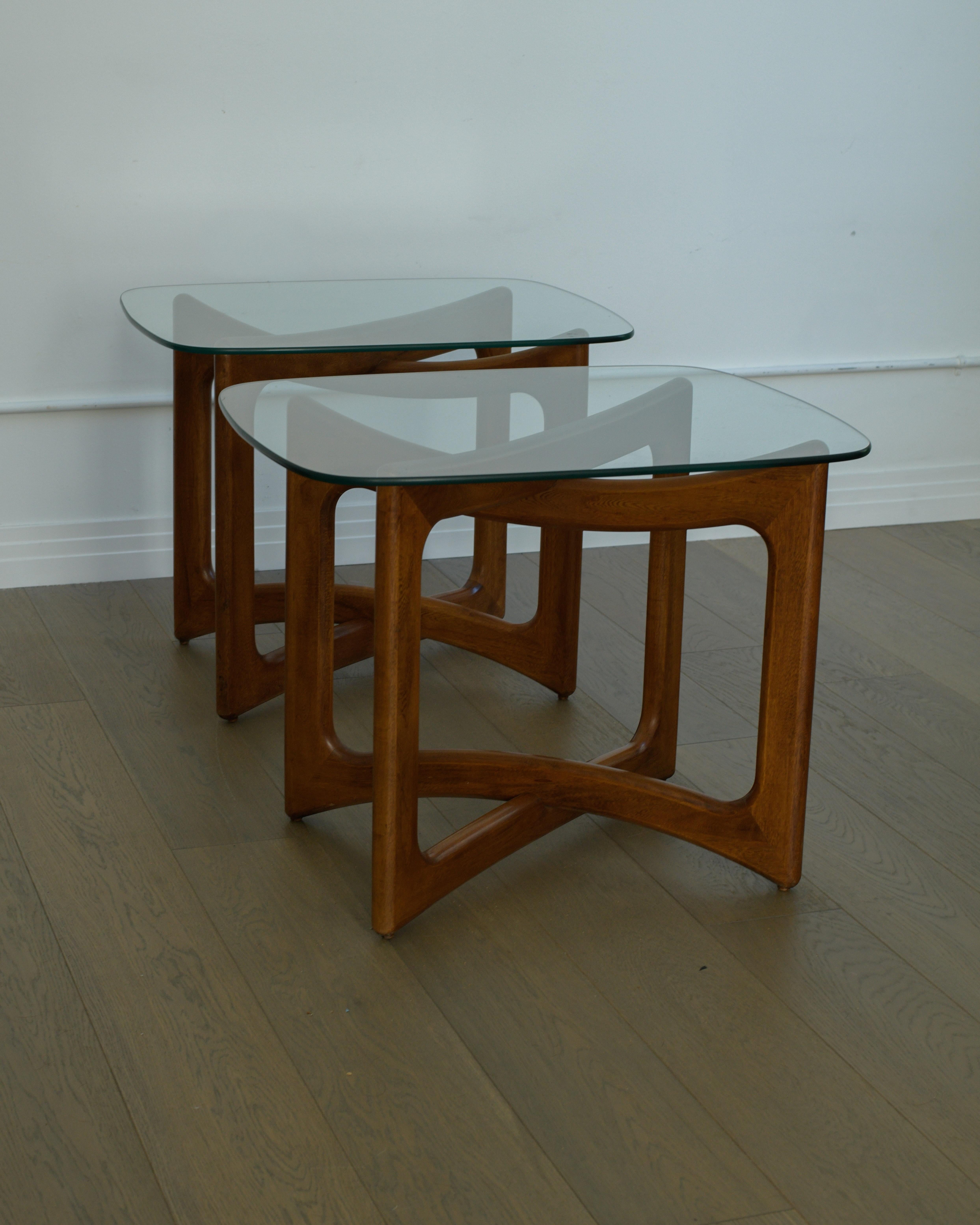 Paire de tables d'appoint en noyer et verre Adrian Pearsall en vente 2