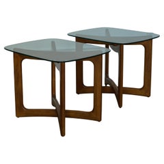 Paire de tables d'appoint en noyer et verre Adrian Pearsall