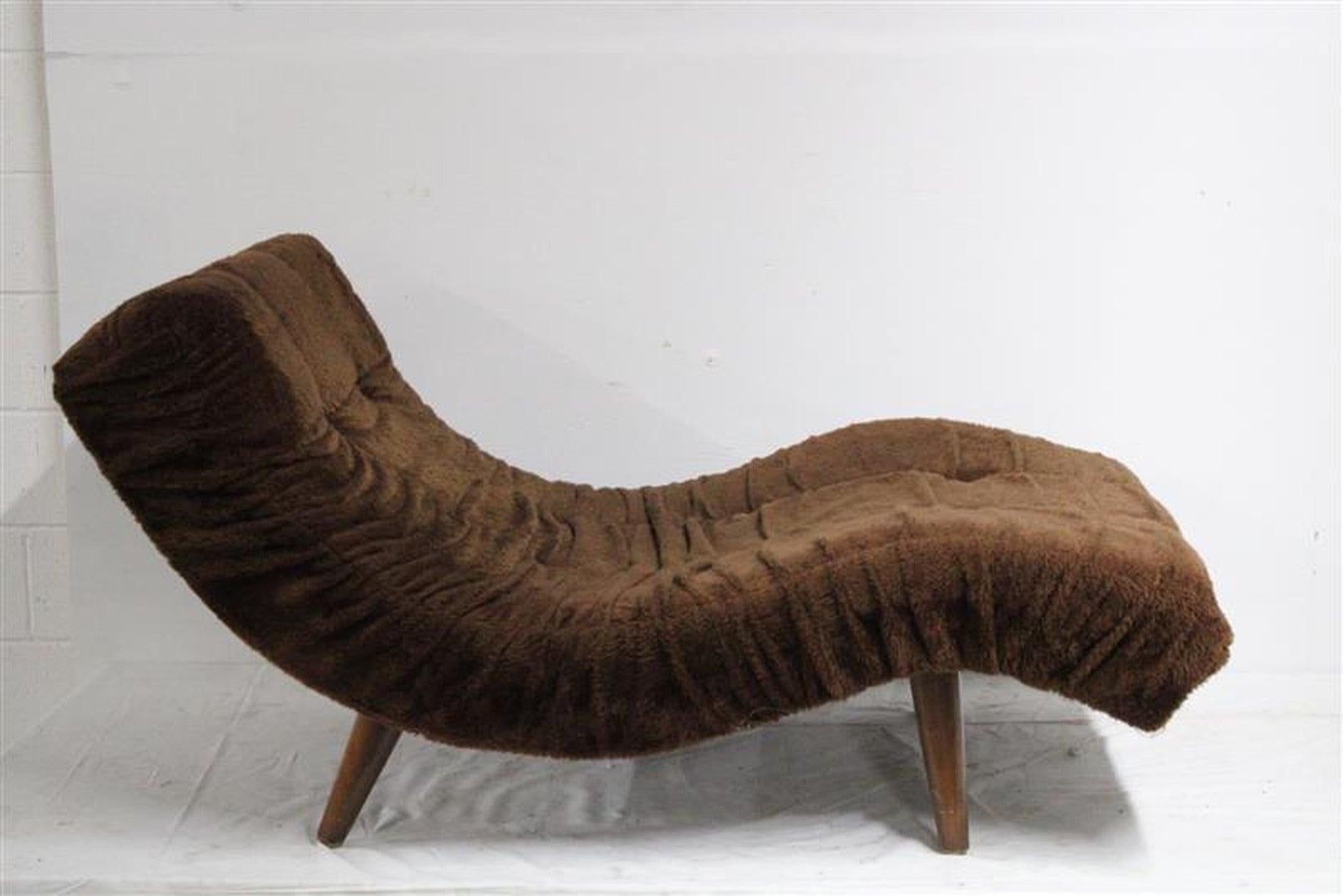 Merveilleux canapé chaise longue en forme de vague d'Adrian Pearsall. Cette pièce devra être retapissée. Les pieds sont en noyer massif et assez épais. 