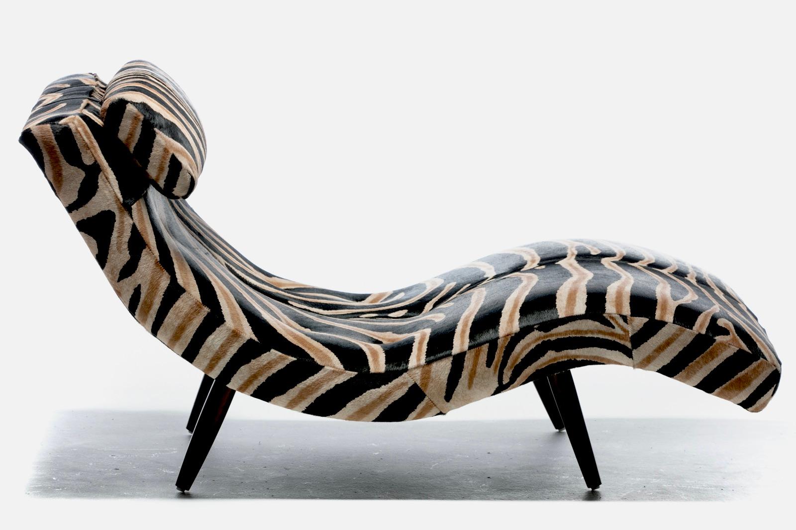 Mid-Century Modern Chaise Wave Adrian Pearsall en tissu d'ameublement de cuir de vache à imprimé zébré en vente