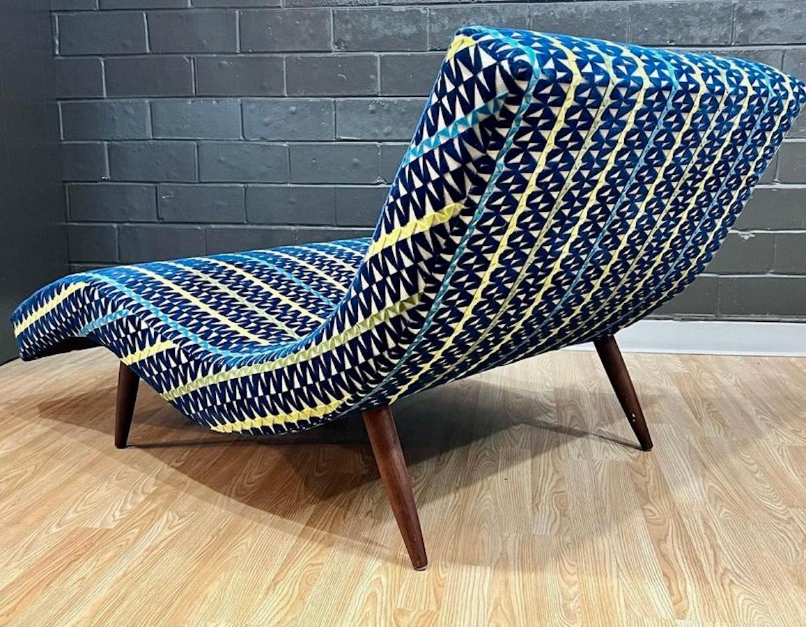 Mid-Century Modern wave chaise lounge by Adrian Pearsall, circa 1960s features walnut legs. This chaise lounge has been professionally upholstered in Knoll Tower Grid velvet fabric; overall great vintage condition.

54