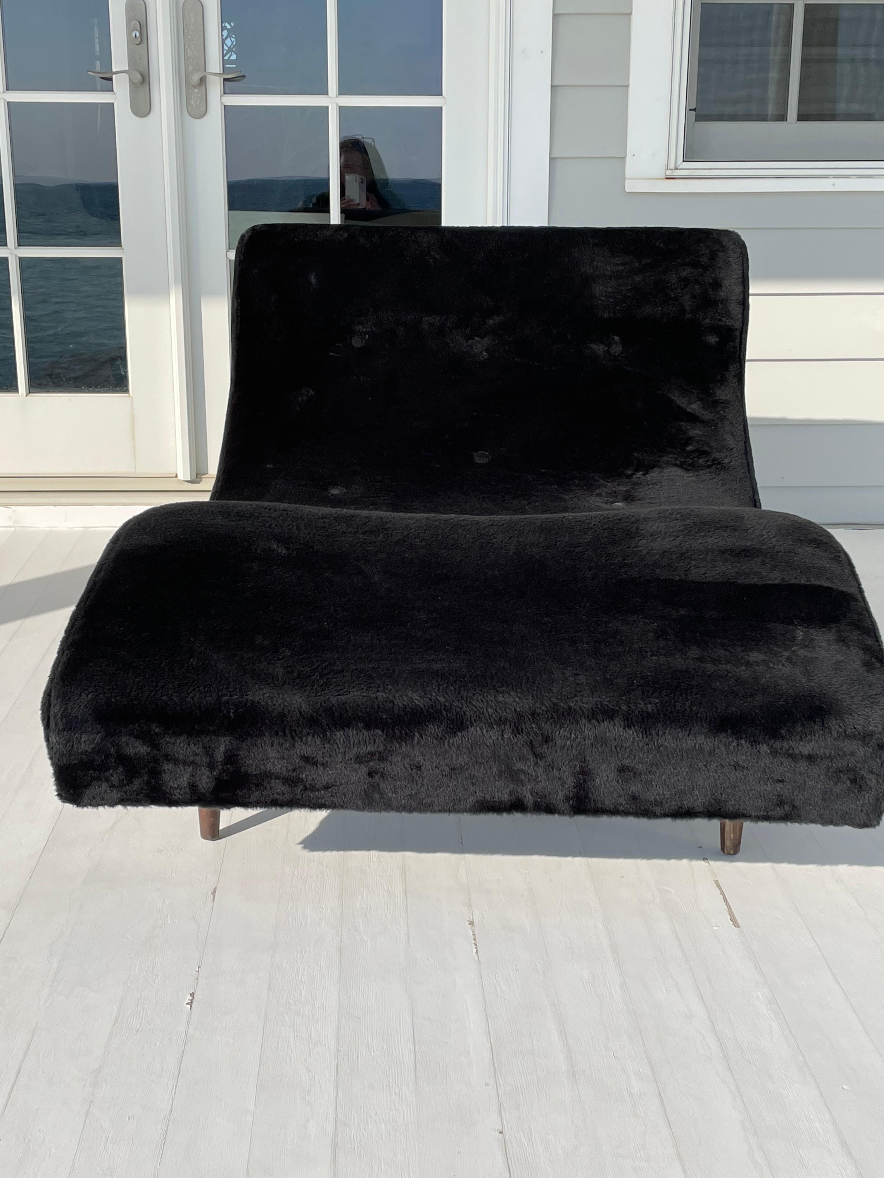 Merveilleuse et très confortable chaise à vagues moderne du milieu du siècle, conçue par Adrian Pearsall. 
Forme sculpturale très sexy avec des pieds effilés en noyer. Assez large pour deux personnes. Le tissu est une fausse fourrure noire avec des