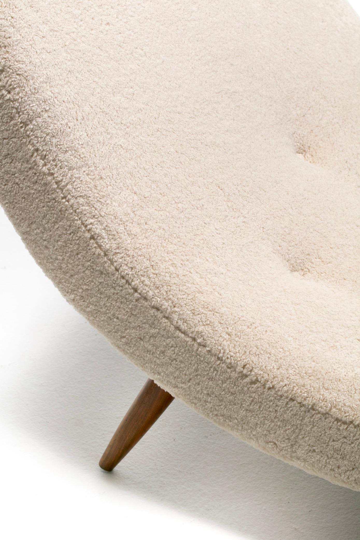 Adrian Pearsall Wave Lounge in finto shearling Vanilla Bean su gambe in noce in vendita 3