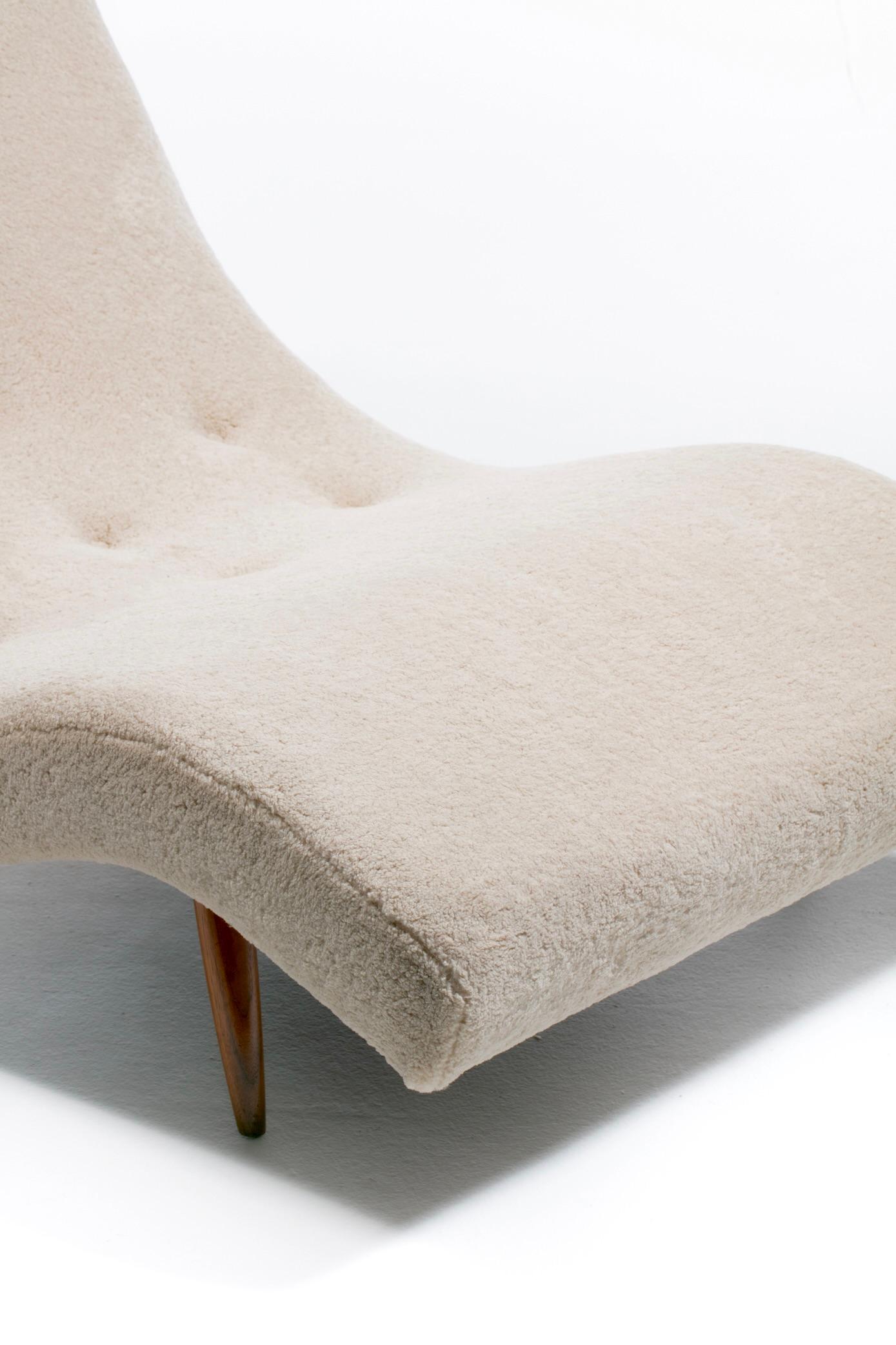 Adrian Pearsall Wave Lounge in finto shearling Vanilla Bean su gambe in noce in vendita 4