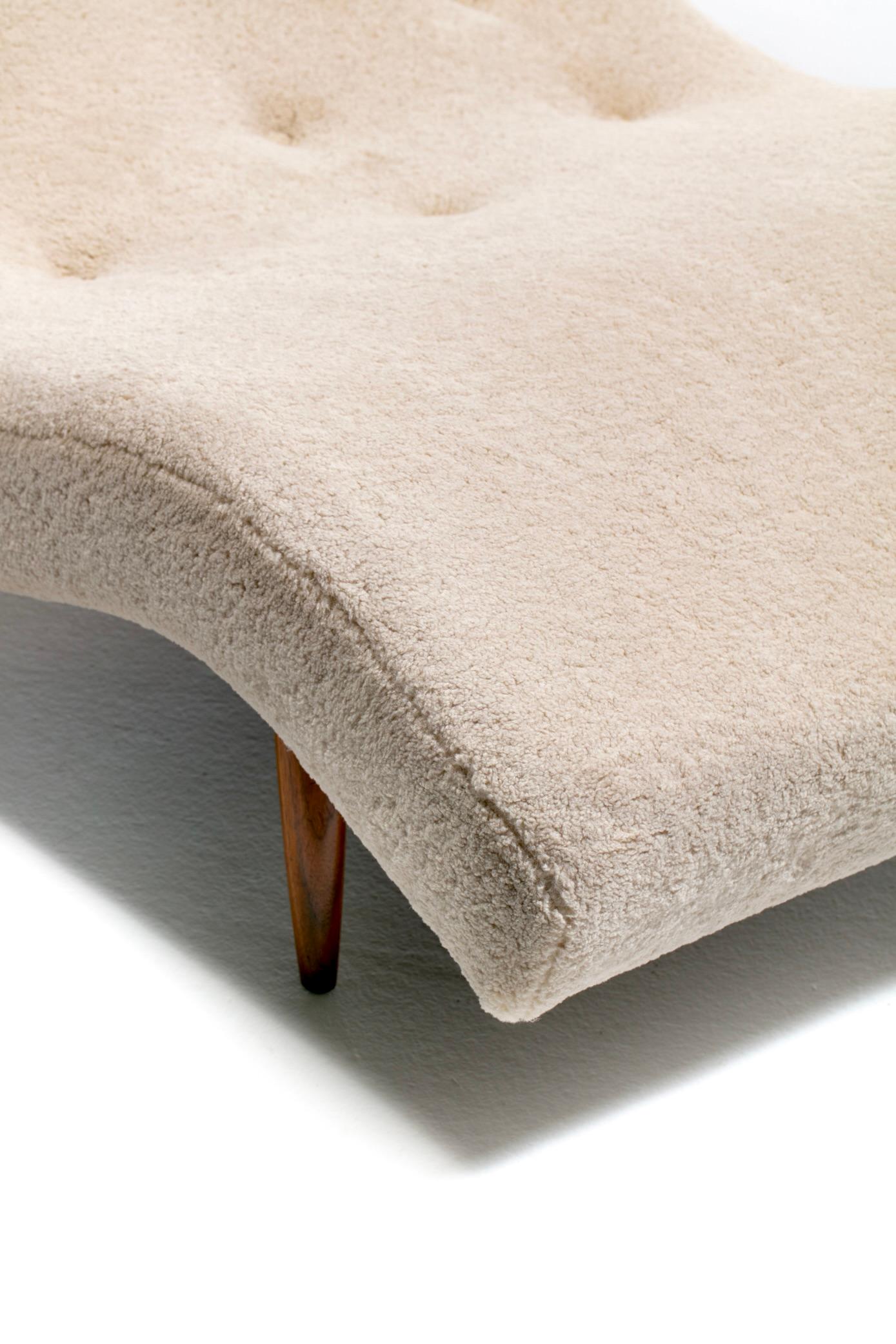 Adrian Pearsall Wave Lounge in finto shearling Vanilla Bean su gambe in noce in vendita 5