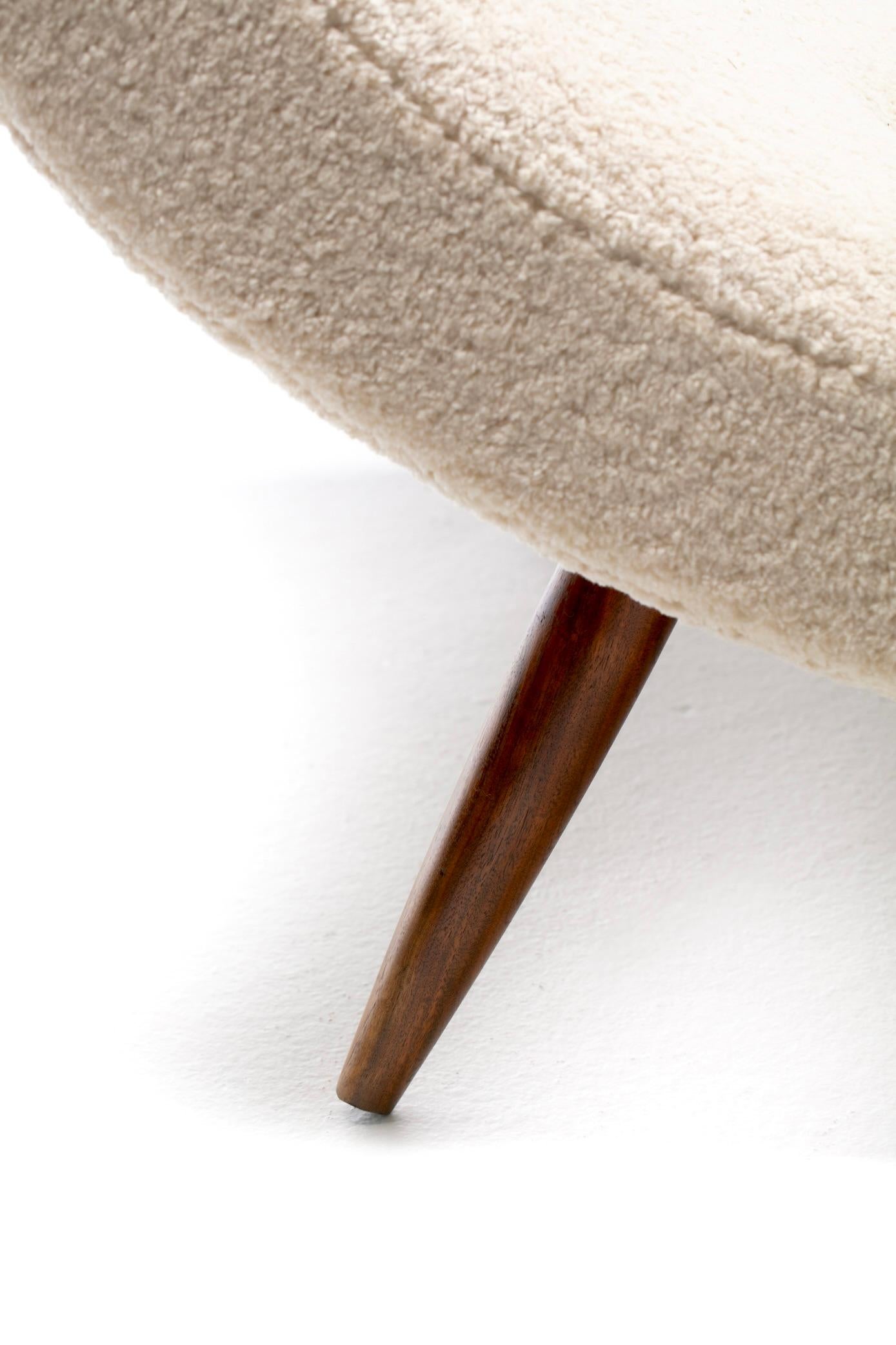 Adrian Pearsall Wave Lounge in finto shearling Vanilla Bean su gambe in noce in vendita 6
