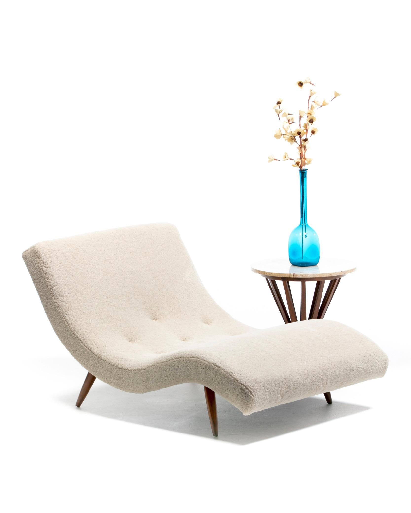 Adrian Pearsall Wave Lounge in finto shearling Vanilla Bean su gambe in noce in vendita 11