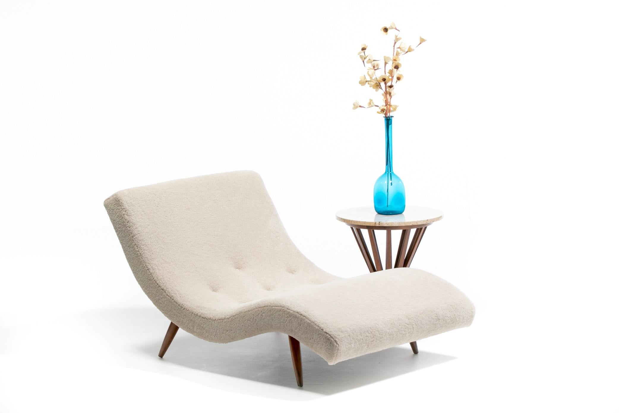 Le sedie a sdraio dovrebbero sempre richiamare il relax e il comfort e questa Adrian Pearsall Wave Chaise offre proprio questo, completamente restaurata con nuovi cuscini in schiuma e un accogliente rivestimento in finto pelo di vaniglia. Morbido.