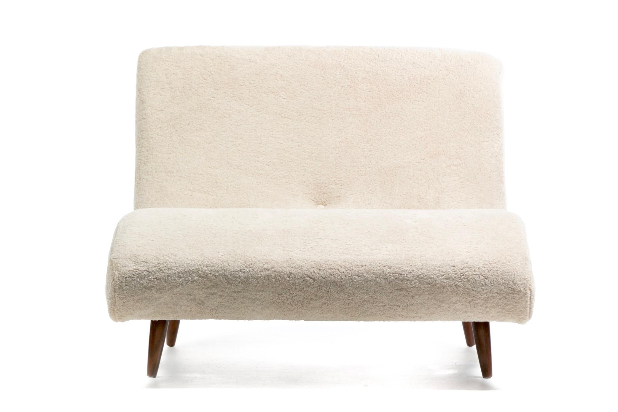 Mid-Century moderno Adrian Pearsall Wave Lounge in finto shearling Vanilla Bean su gambe in noce in vendita