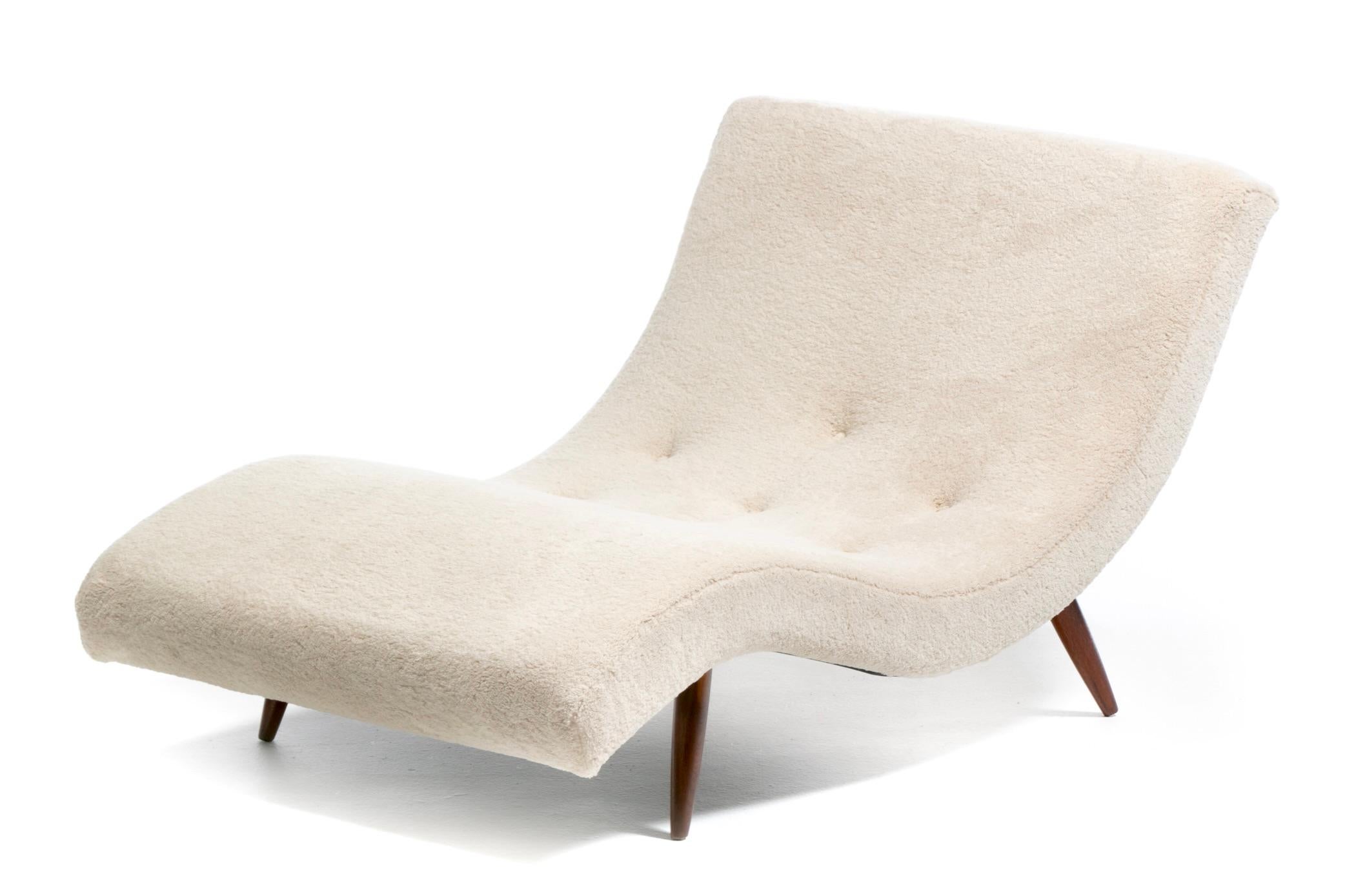 Americano Adrian Pearsall Wave Lounge in finto shearling Vanilla Bean su gambe in noce in vendita