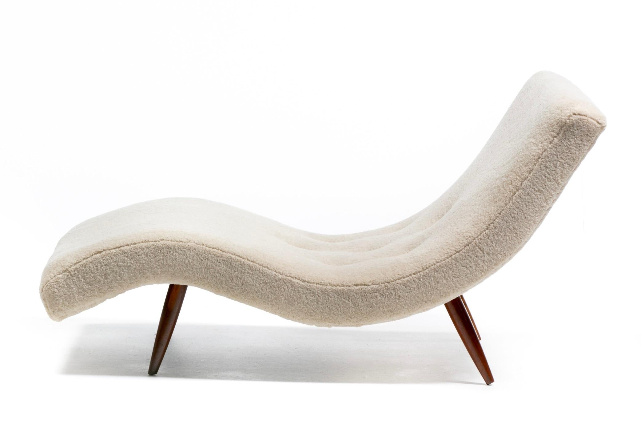 Adrian Pearsall Wave Lounge in finto shearling Vanilla Bean su gambe in noce In condizioni buone in vendita a Saint Louis, MO
