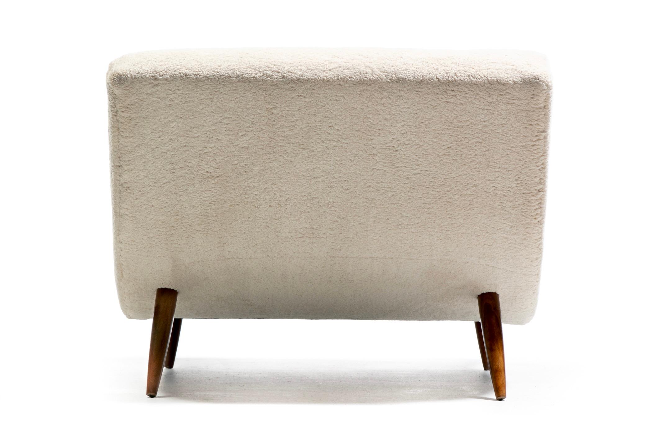 Tappezzeria Adrian Pearsall Wave Lounge in finto shearling Vanilla Bean su gambe in noce in vendita