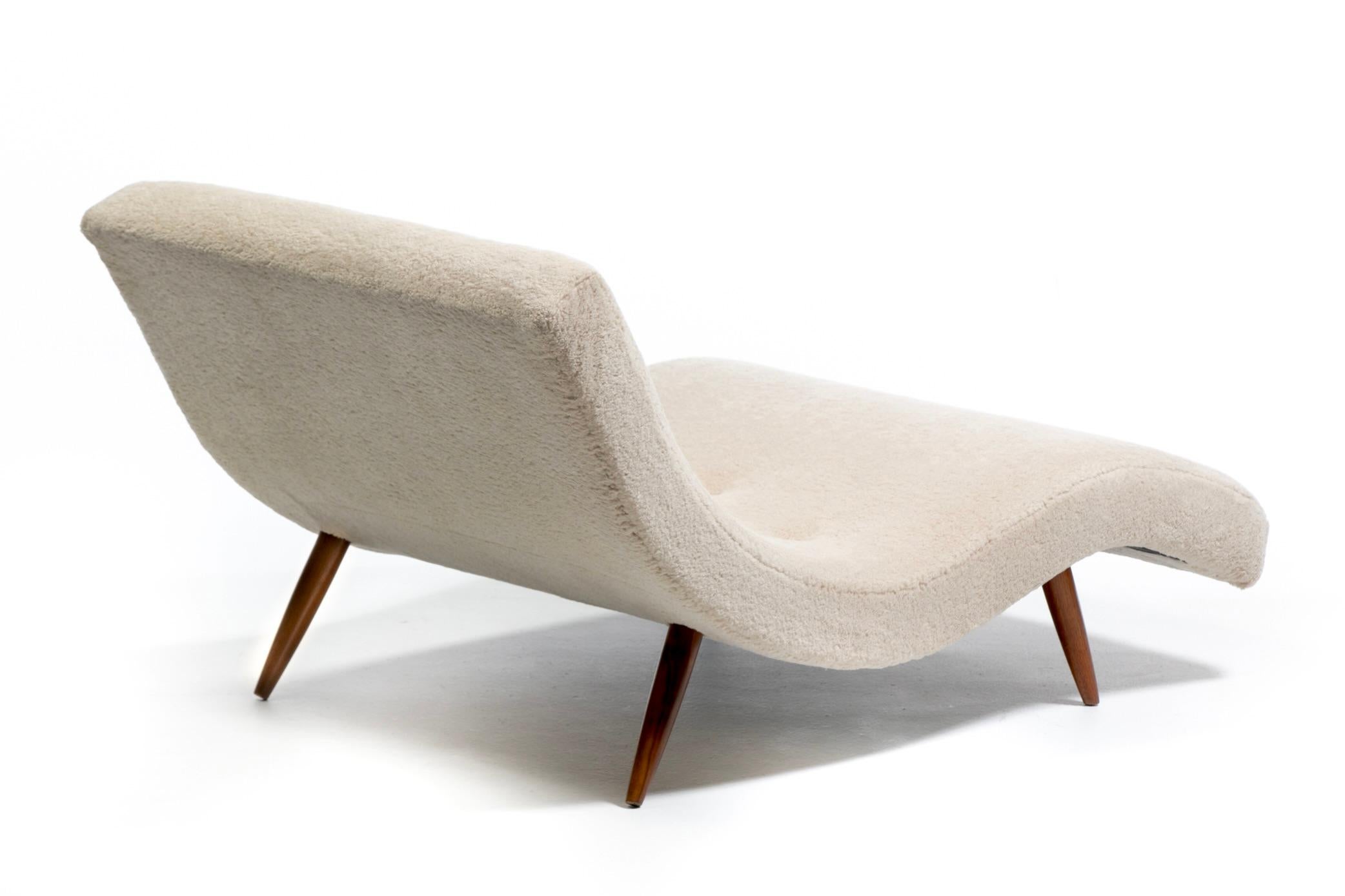 Adrian Pearsall Wave Lounge in finto shearling Vanilla Bean su gambe in noce in vendita 1