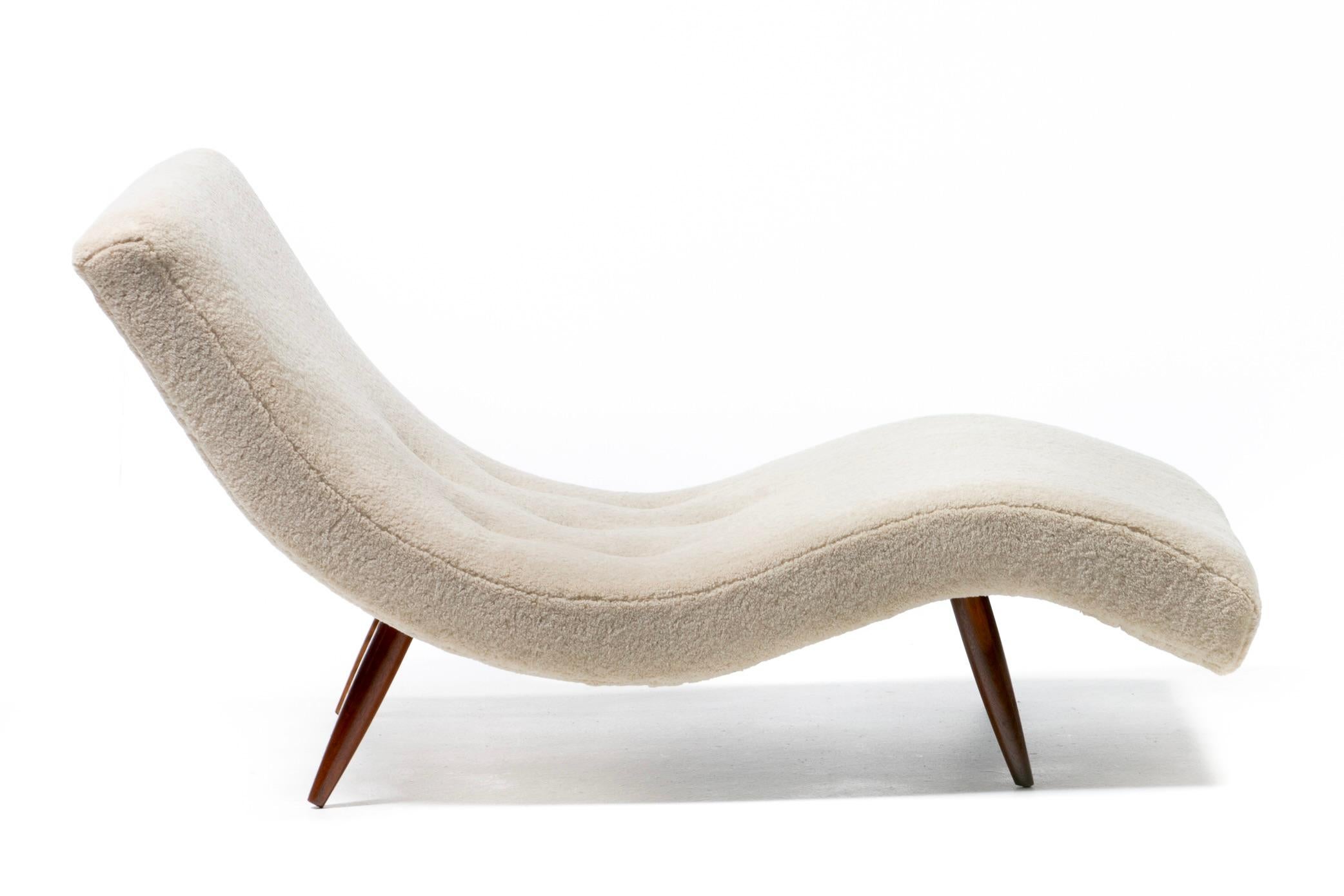 Adrian Pearsall Wave Lounge in finto shearling Vanilla Bean su gambe in noce in vendita 2