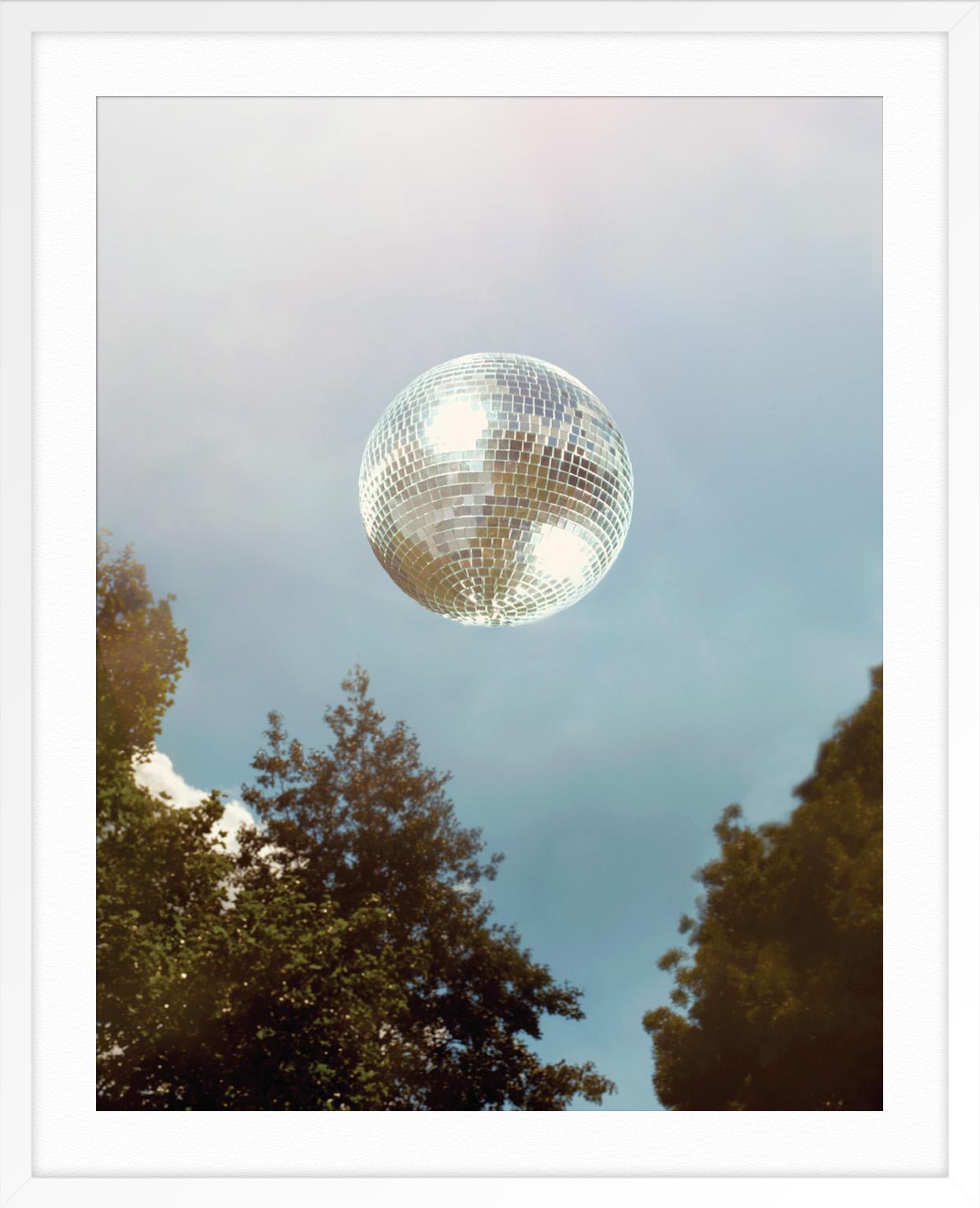 Disco-Mond (Grau), Figurative Print, von Adrian Samson