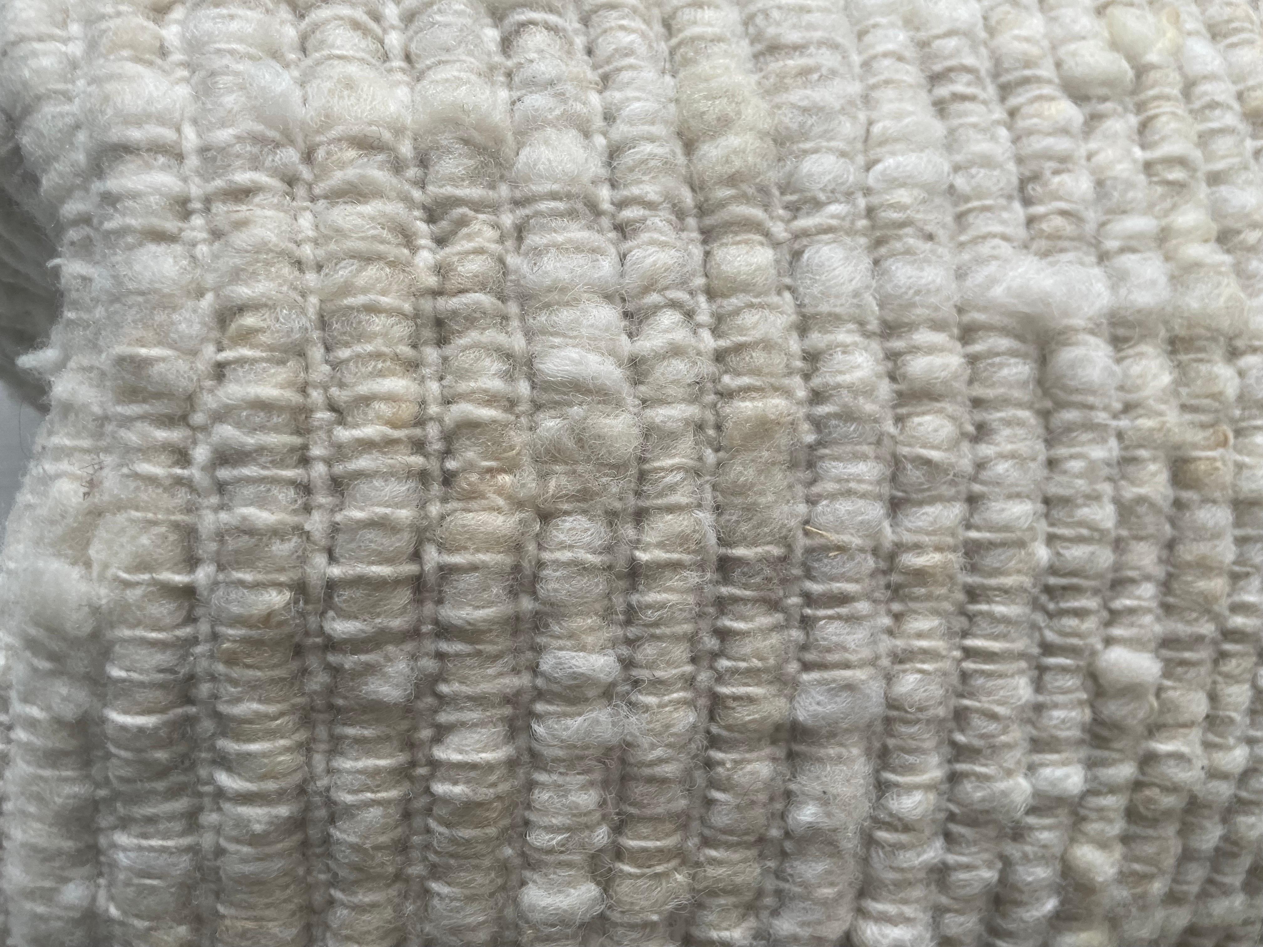 XXI secolo e contemporaneo Cuscino Adriana Natural Organic Hand Made in lana con inserto in piuma d'oca in vendita