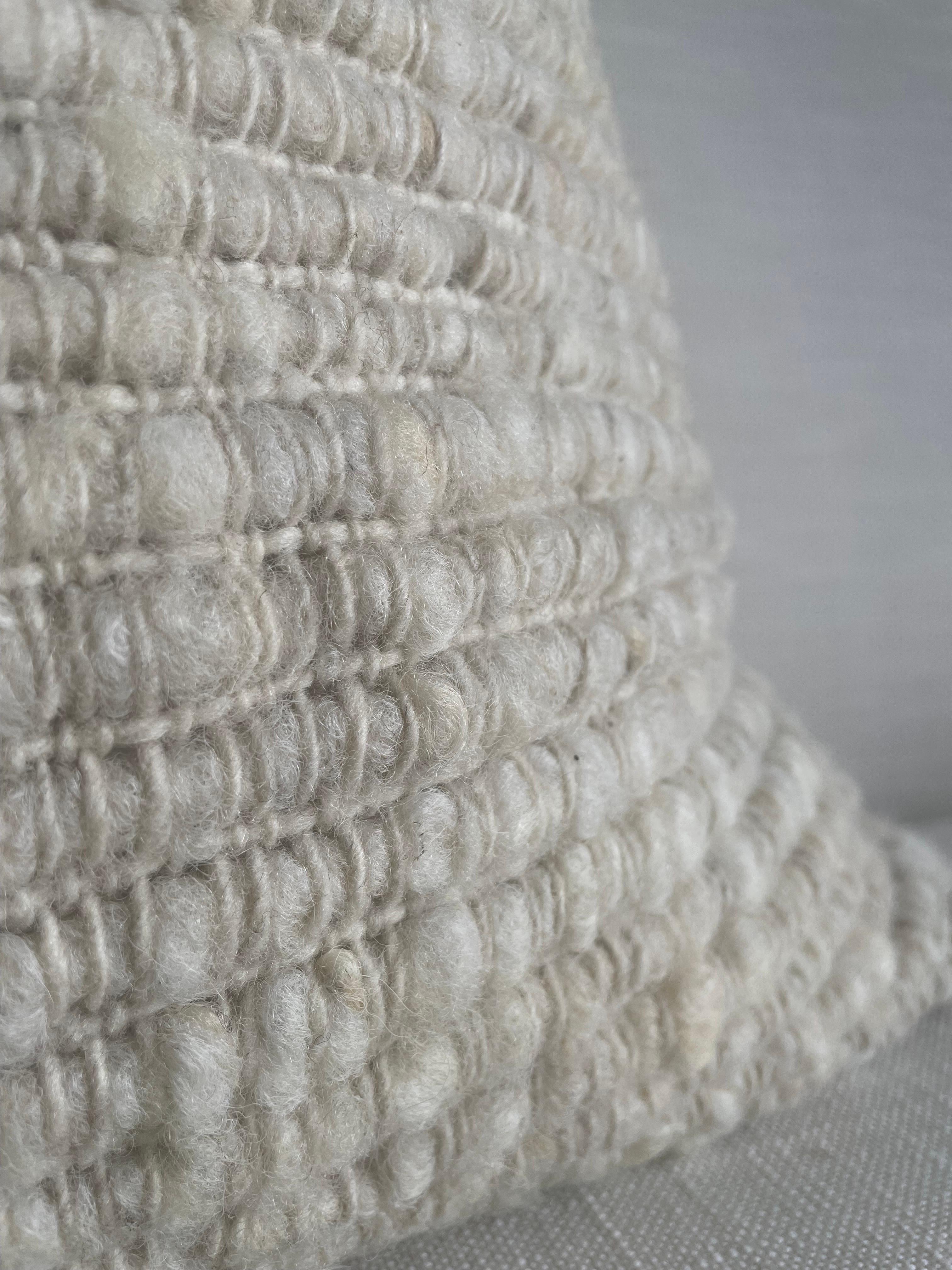 Laine Coussin Adriana en laine naturelle et biologique faite à la main avec insert en duvet en vente