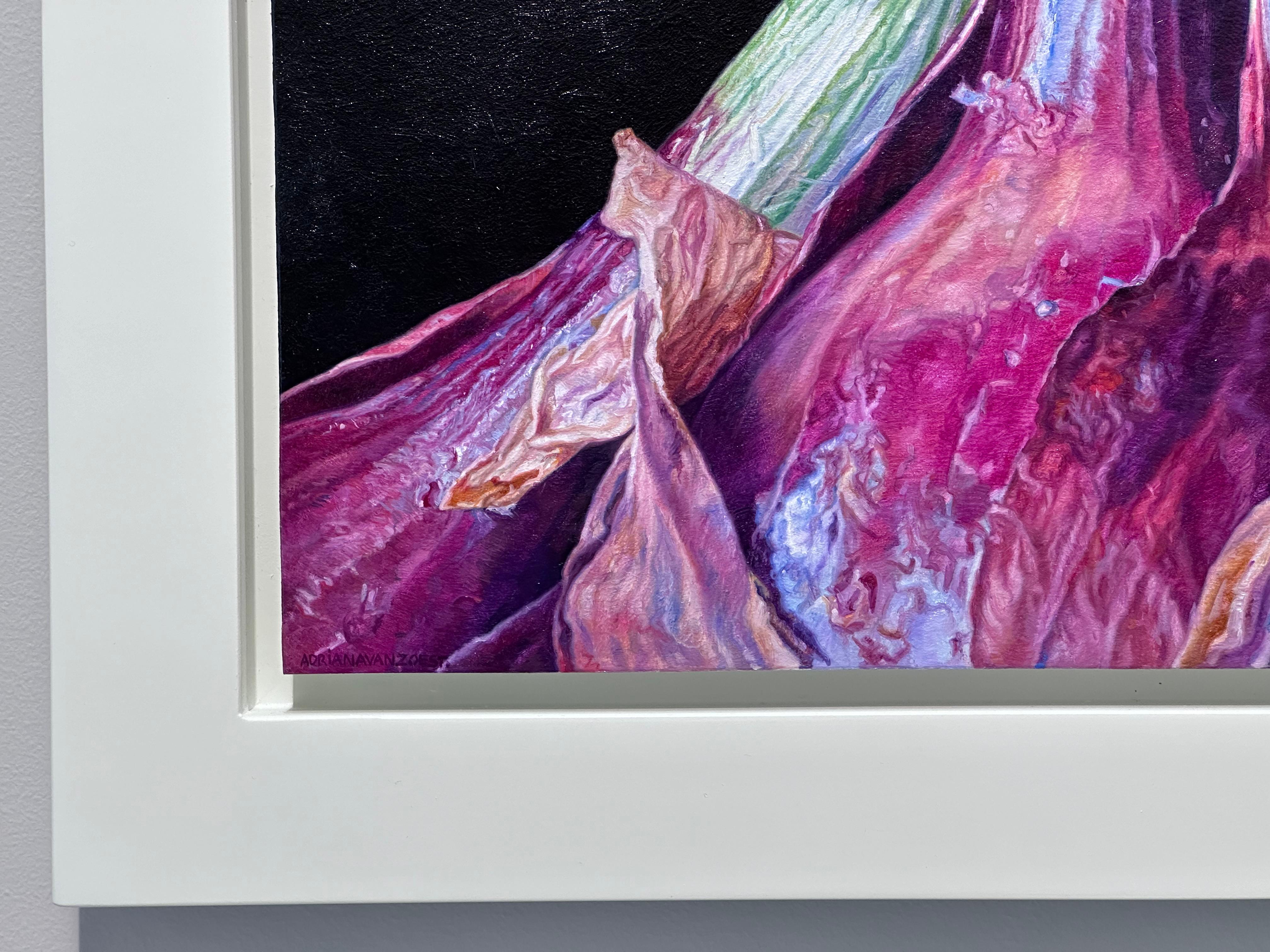 Dettaglio Cipolla Rossa - 21° secolo  Pittura iperrealista contemporanea di nature morte - Painting Contemporaneo di Adriana van Zoest