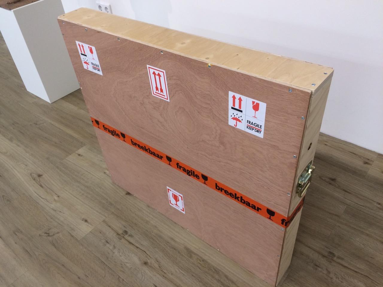 Überliefert- 21. Jahrhundert  Contemporary Malerei von Rettich in Plastikeimer im Angebot 1