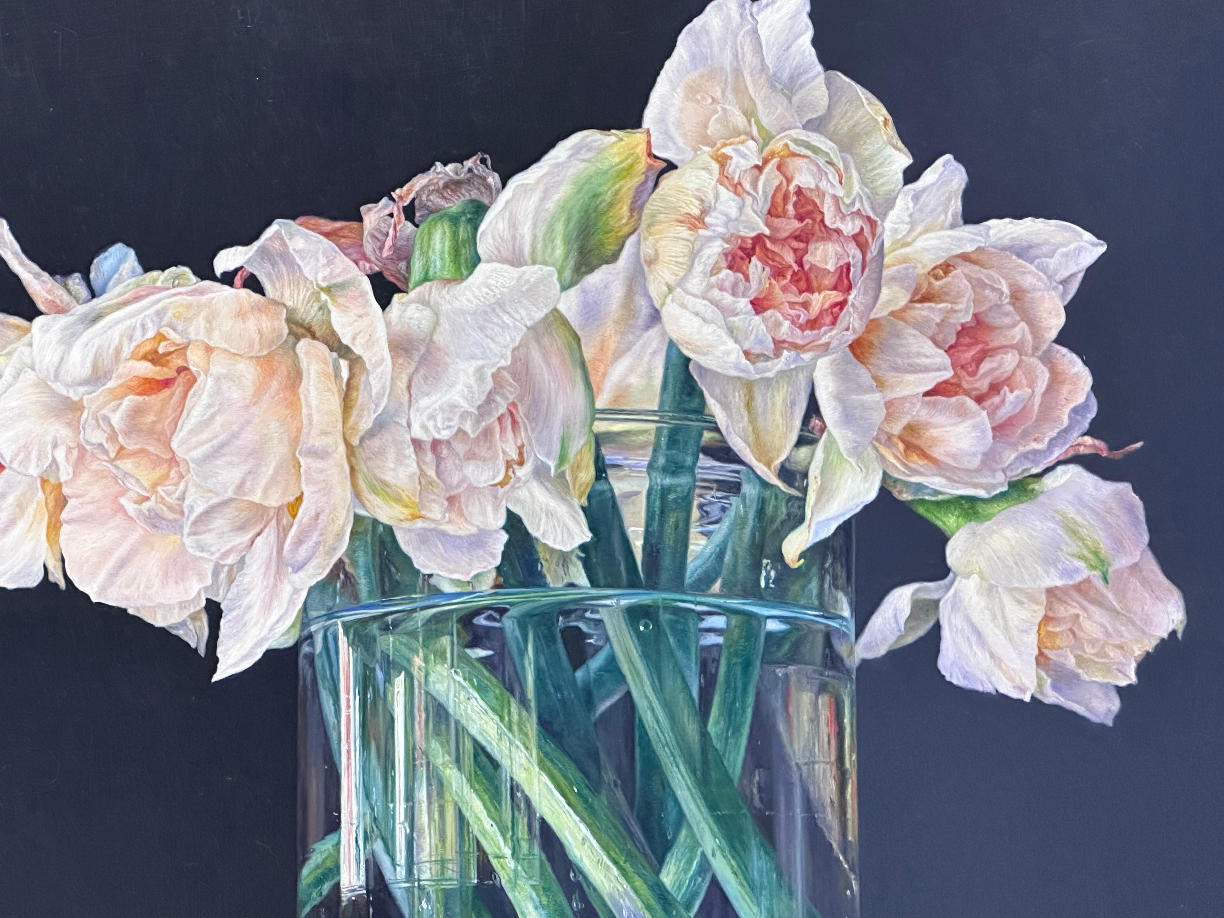 Primavera II- Bodegón holandés contemporáneo de flores del siglo XXI - Still-Life Painting Negro de Adriana van Zoest