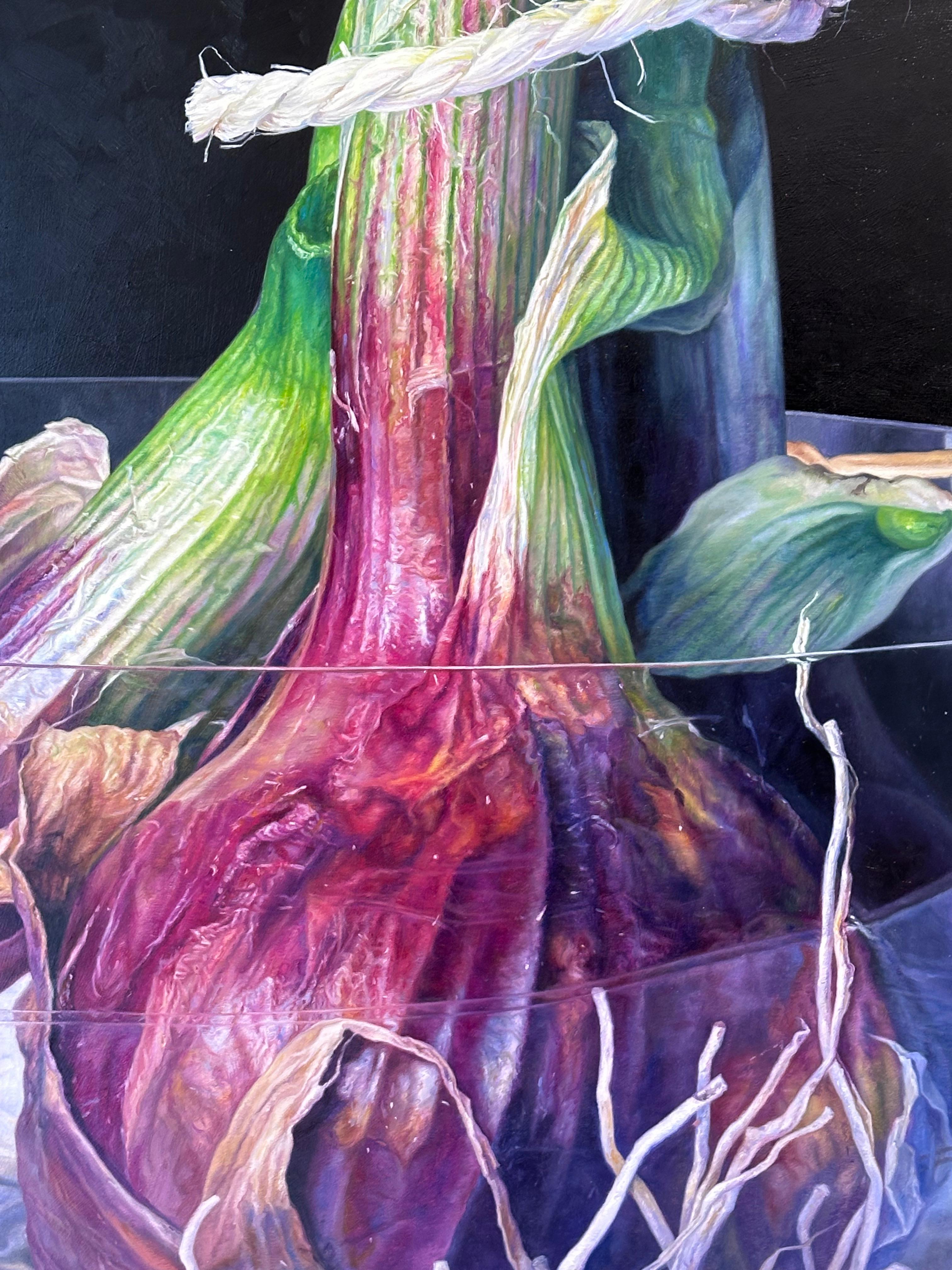 Cipolla rossa in una ciotola di vetro - 21° secolo  Pittura di nature morte contemporanea - Painting Contemporaneo di Adriana van Zoest