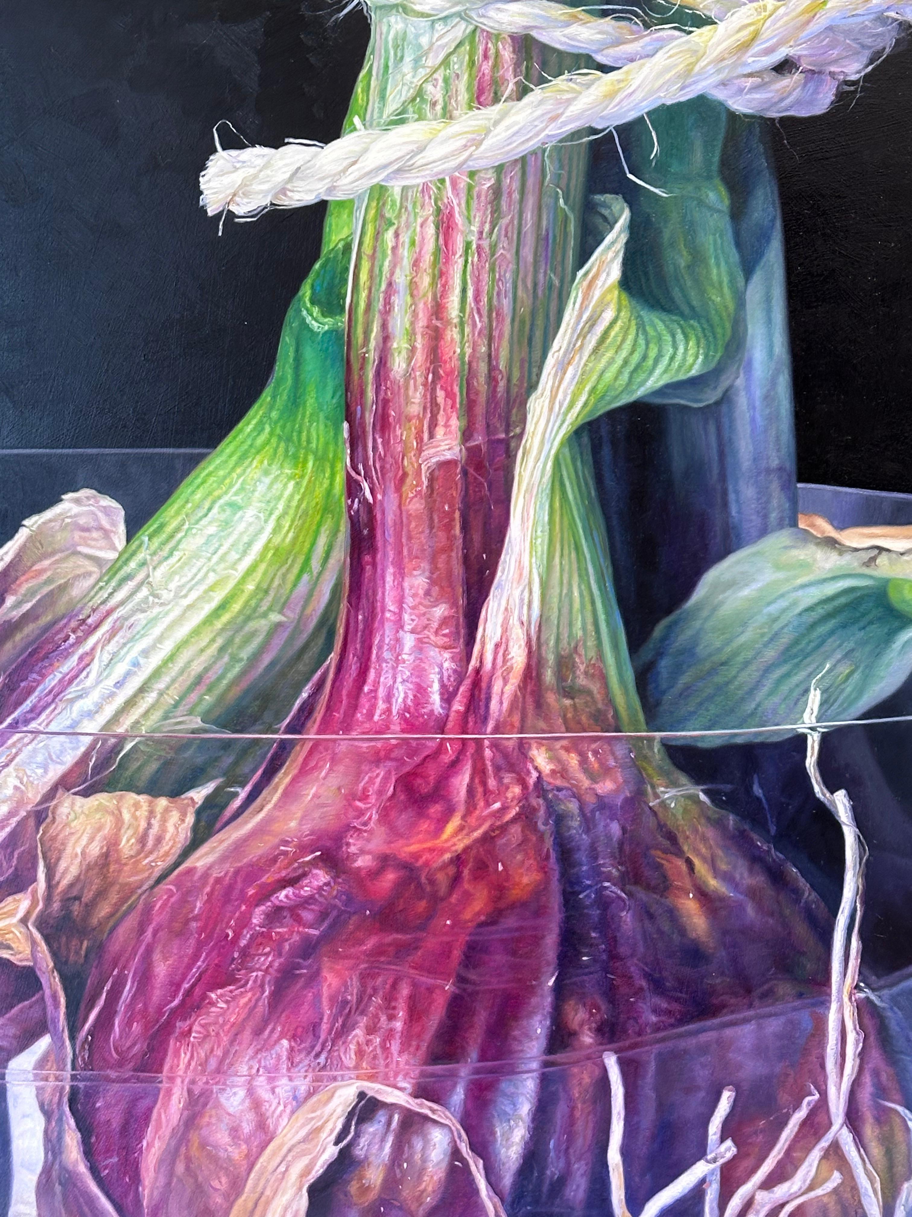 Cipolla rossa in una ciotola di vetro - 21° secolo  Pittura di nature morte contemporanea in vendita 2