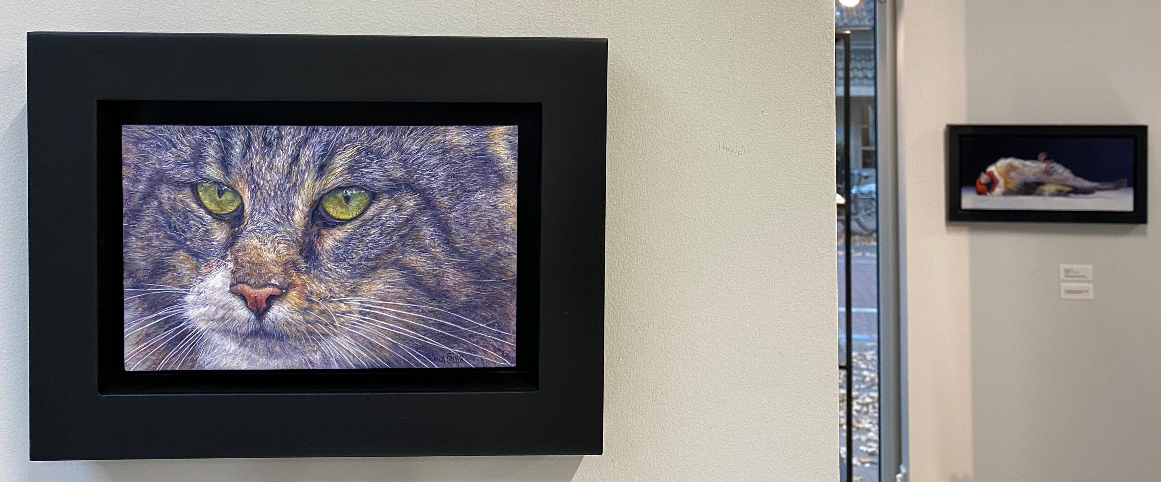 El Gato del Barrio II - Contemporáneo del Siglo XXI  Pintura de retratos de animales en venta 2