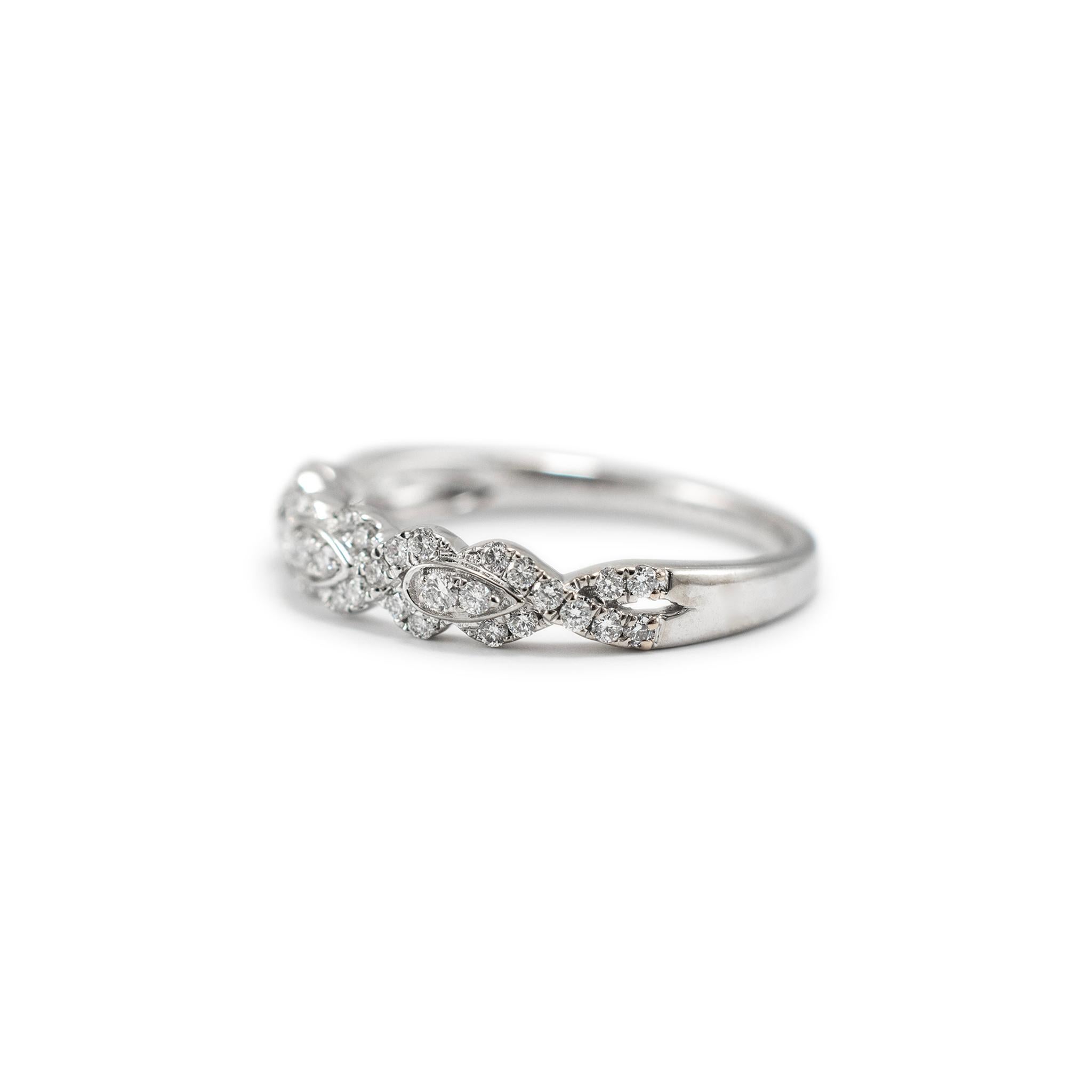 Marca Adrianna Papell

Sexo: Señoras

Tipo de Metal: oro Blanco 14K

Tamaño del anillo: 7

Anchura: 4.00 mm

Peso: 2.29 gramos

Una alianza de oro blanco de 14 quilates para señora, trenzada, con diamantes y vástago semicircular. Se comprobó el