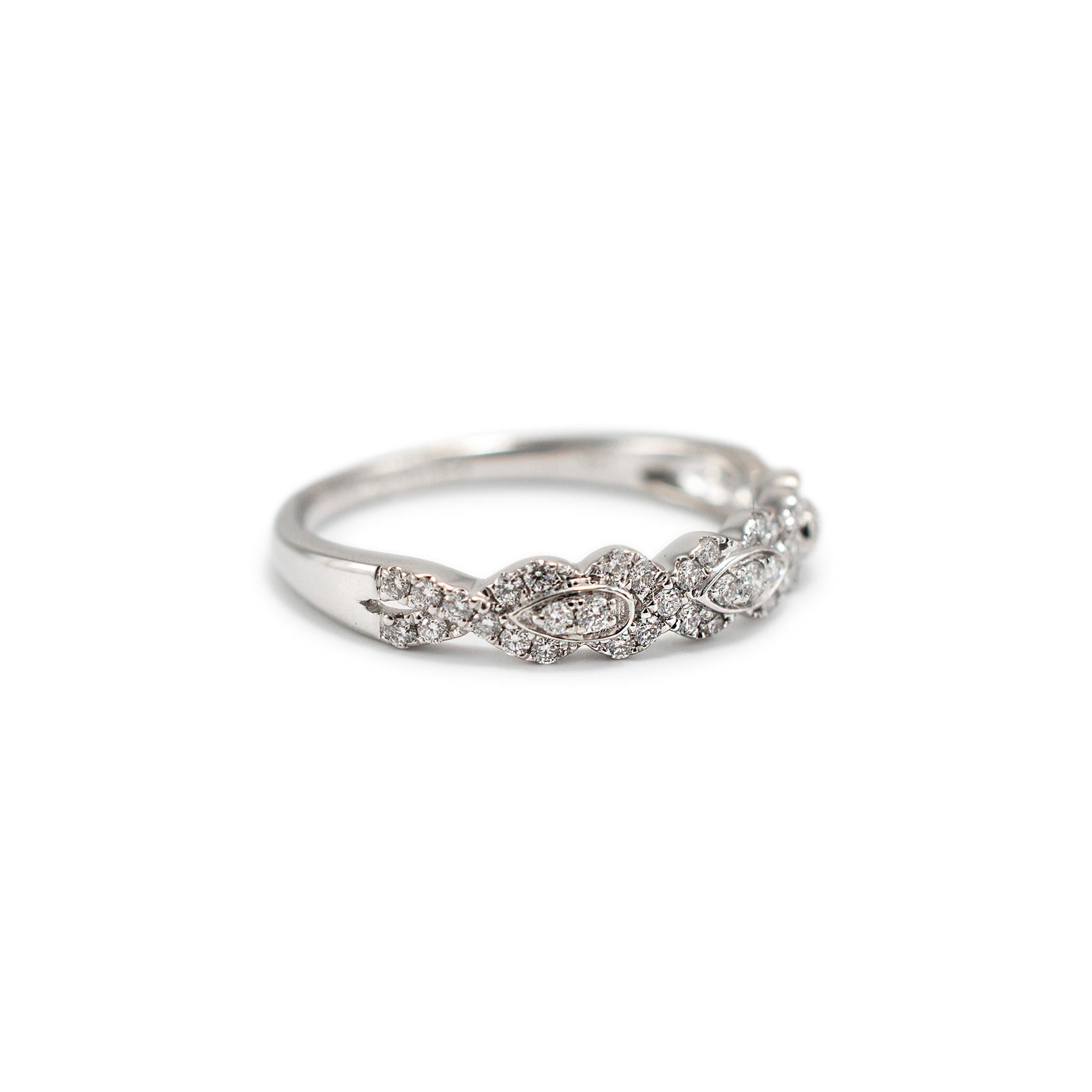 Adrianna Papell Alianza de boda de oro blanco de 14 quilates con diamantes pavé y diseño cruzado en X Corte redondo