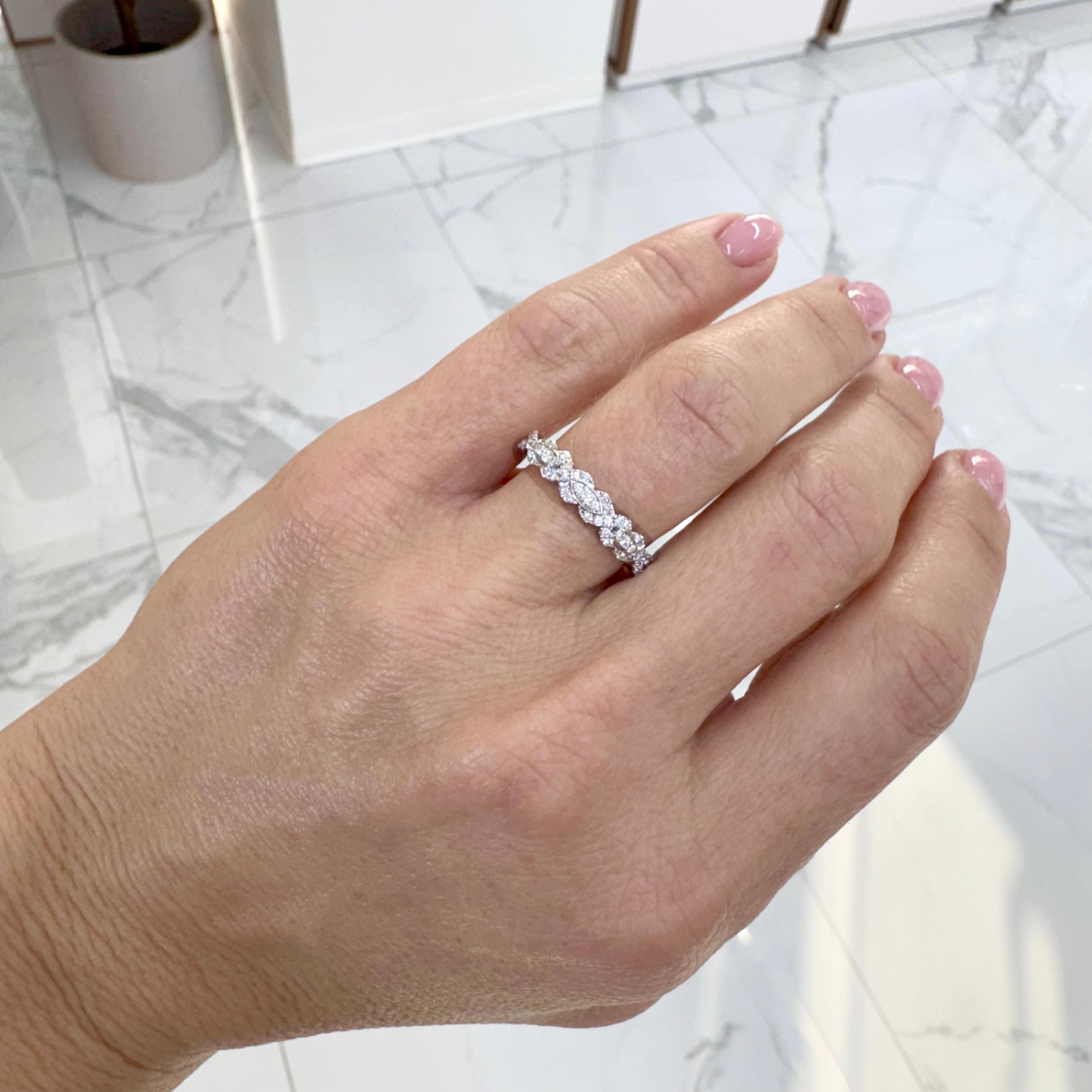 Adrianna Papell Alianza de boda de oro blanco de 14 quilates con diamantes pavé y diseño cruzado en X 2