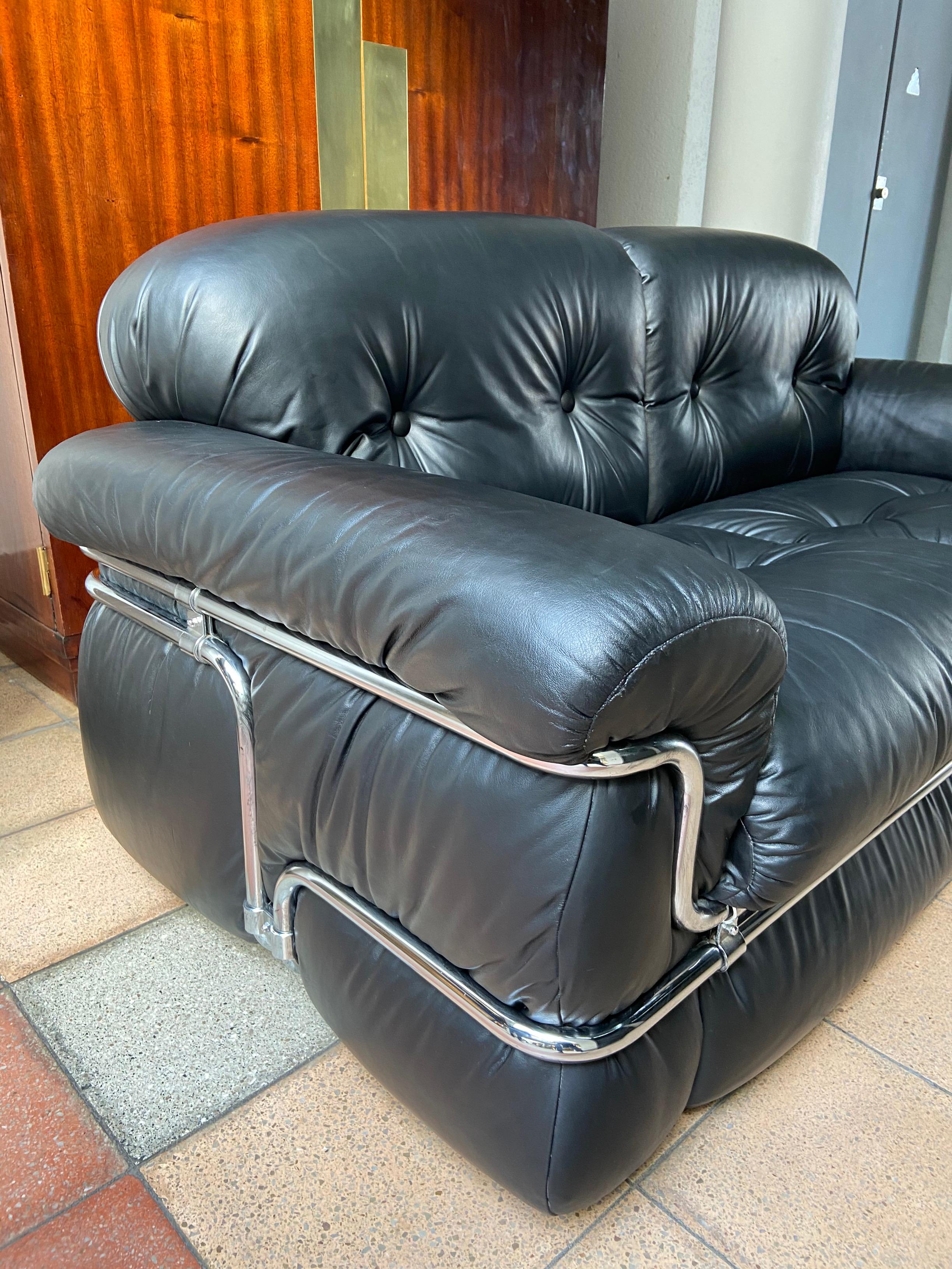 Adriano piazzesi - Black leather 2-seat sofa - 1976

Black leather and chromed metal

Measures: L 163 x P 82 x H 72 cm 

Good condition.

  