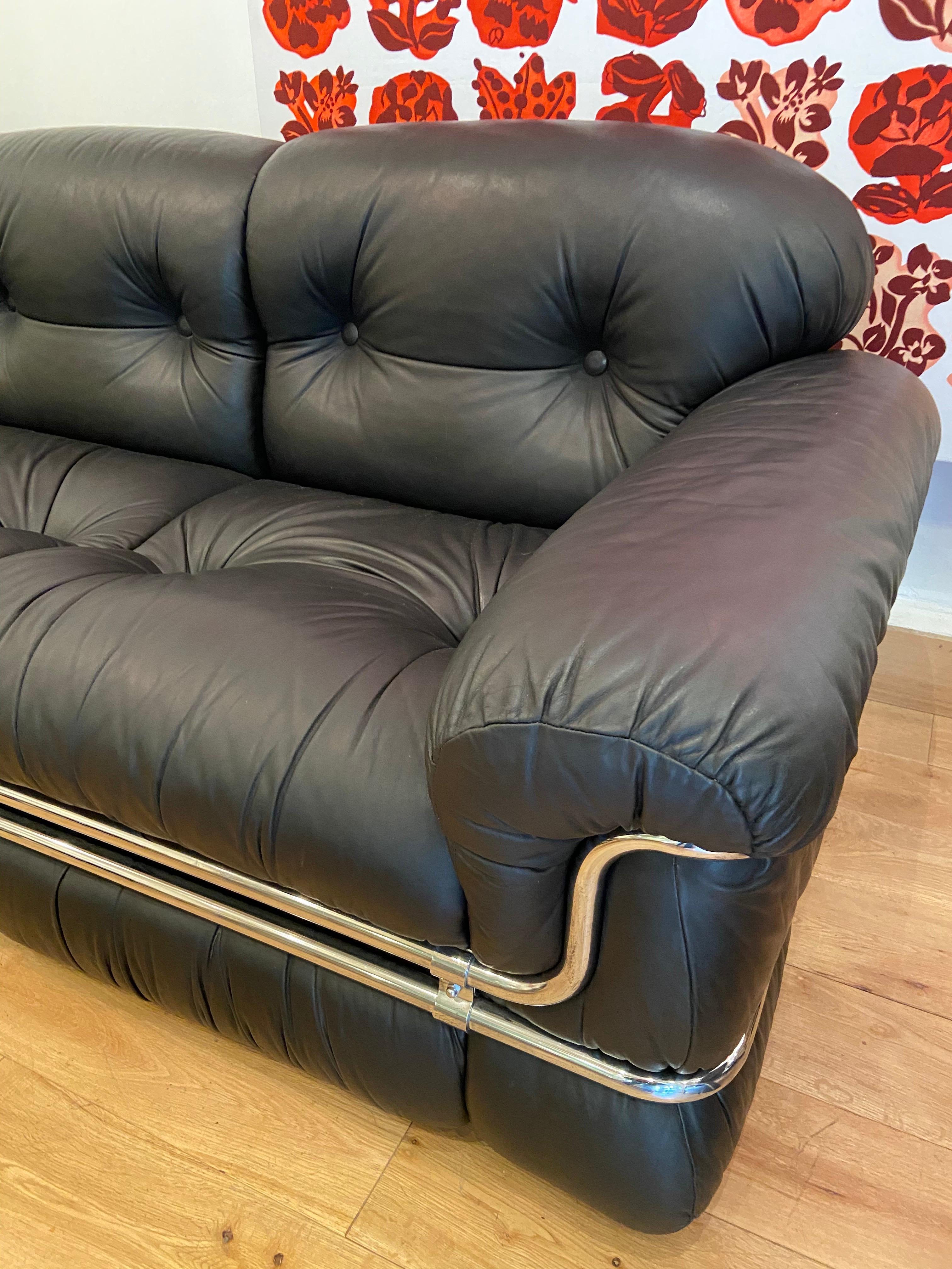 Adriano piazzesi, black leather 3-seat sofa, 1976

Black leather and chromed metal

Measures: L 220 x P 87 x H 72 cm 

Good condition.

