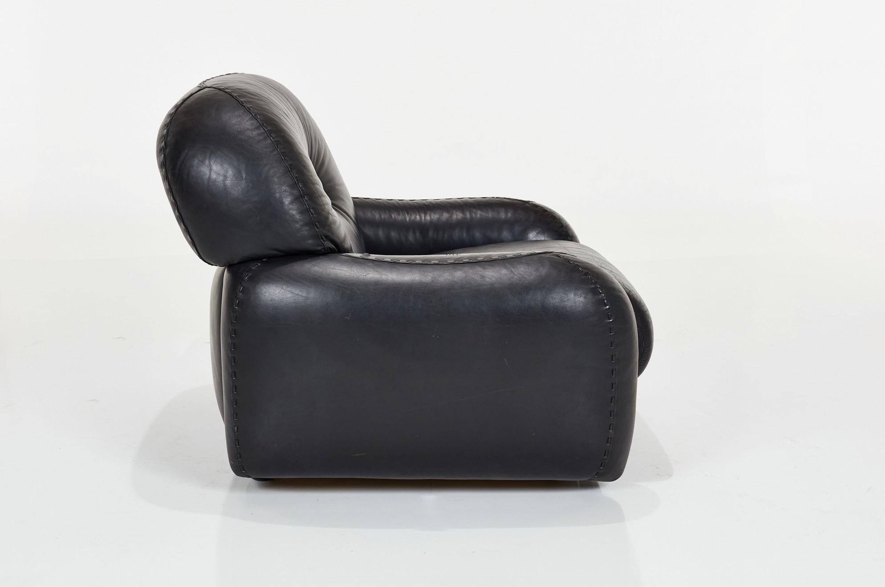 Adriano Piazzesi Sillas de salón y otomana de cuero, circa años 60 Italiano