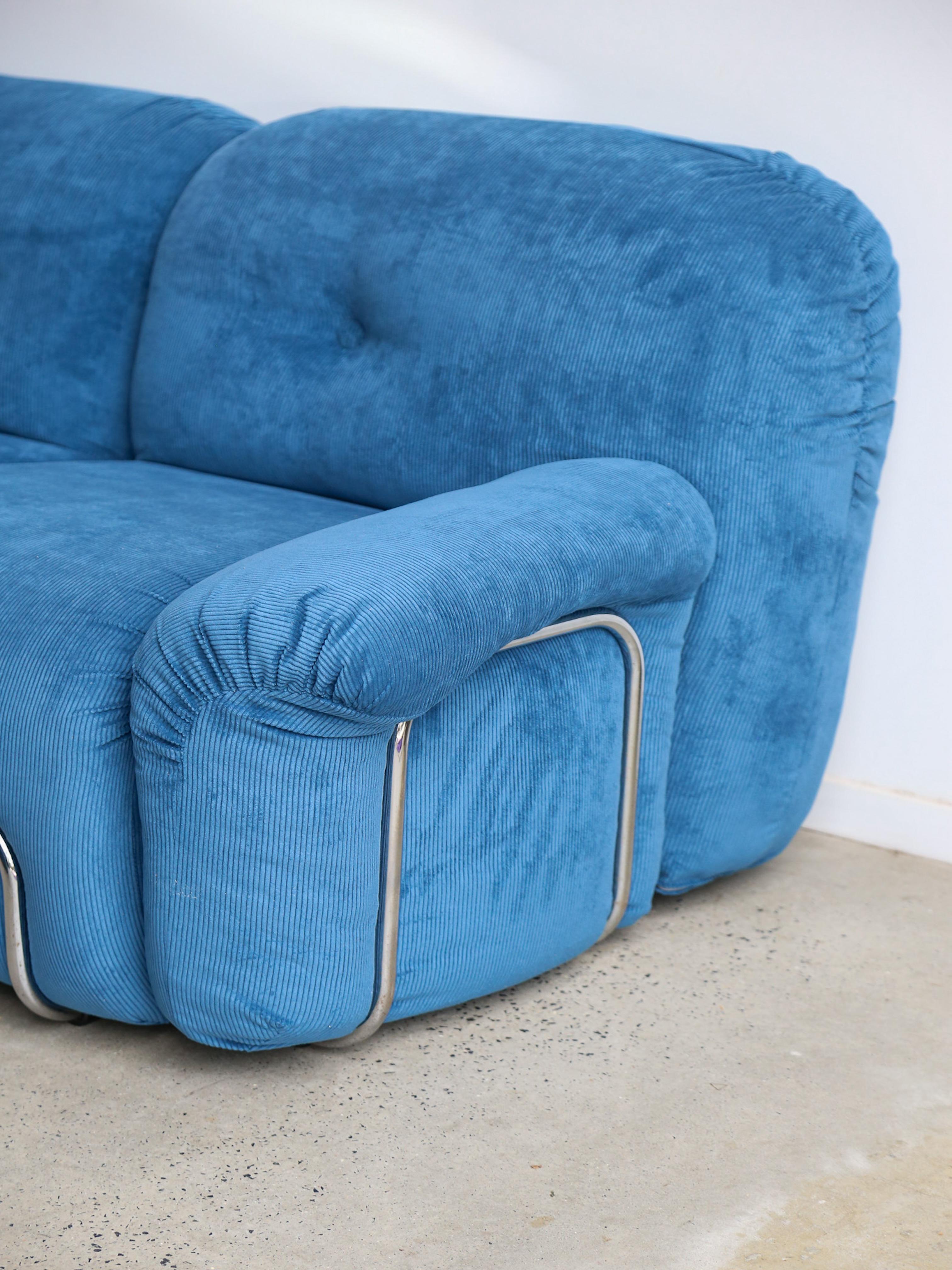 Sofá Adriano Piazzesi de terciopelo azul marino y estructura cromada en venta 3