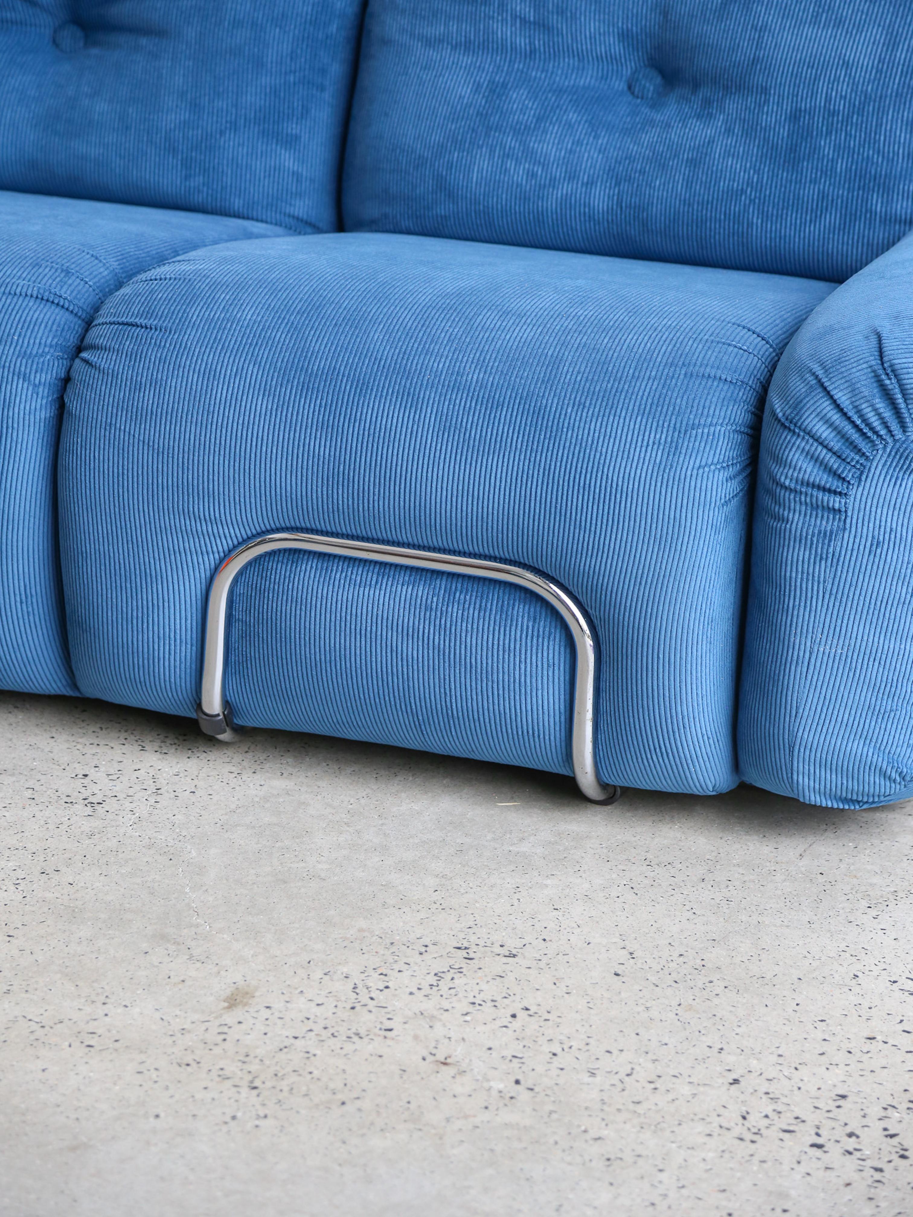 Este exquisito conjunto de sofás modulares de Adriano Piazzesi combina comodidad, sofisticación y el icónico diseño italiano de los años setenta. Tapizado en tela de pana azul de felpa y acentuado con elegantes detalles cromados, este versátil