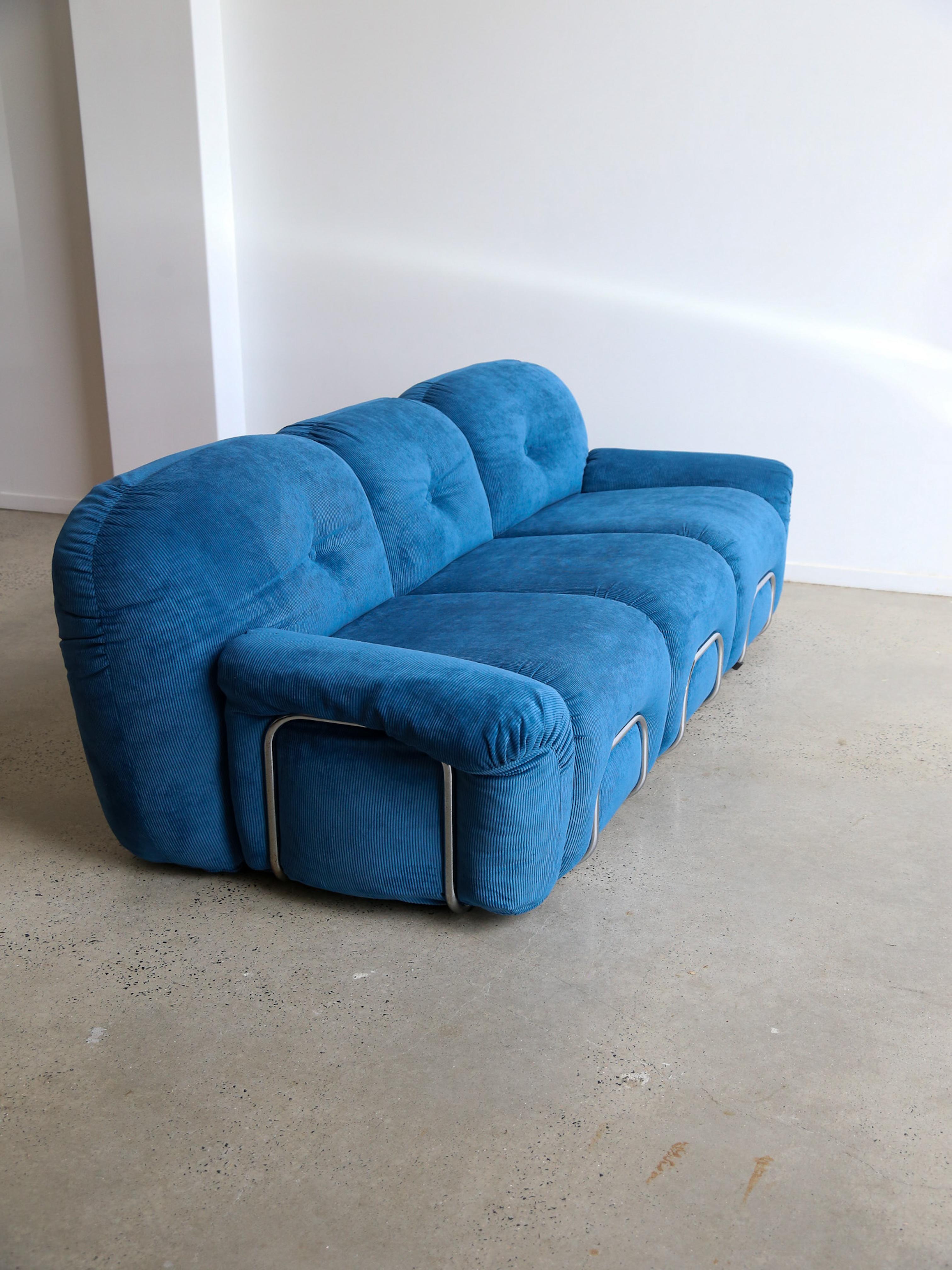 Sofá Adriano Piazzesi de terciopelo azul marino y estructura cromada en venta 1