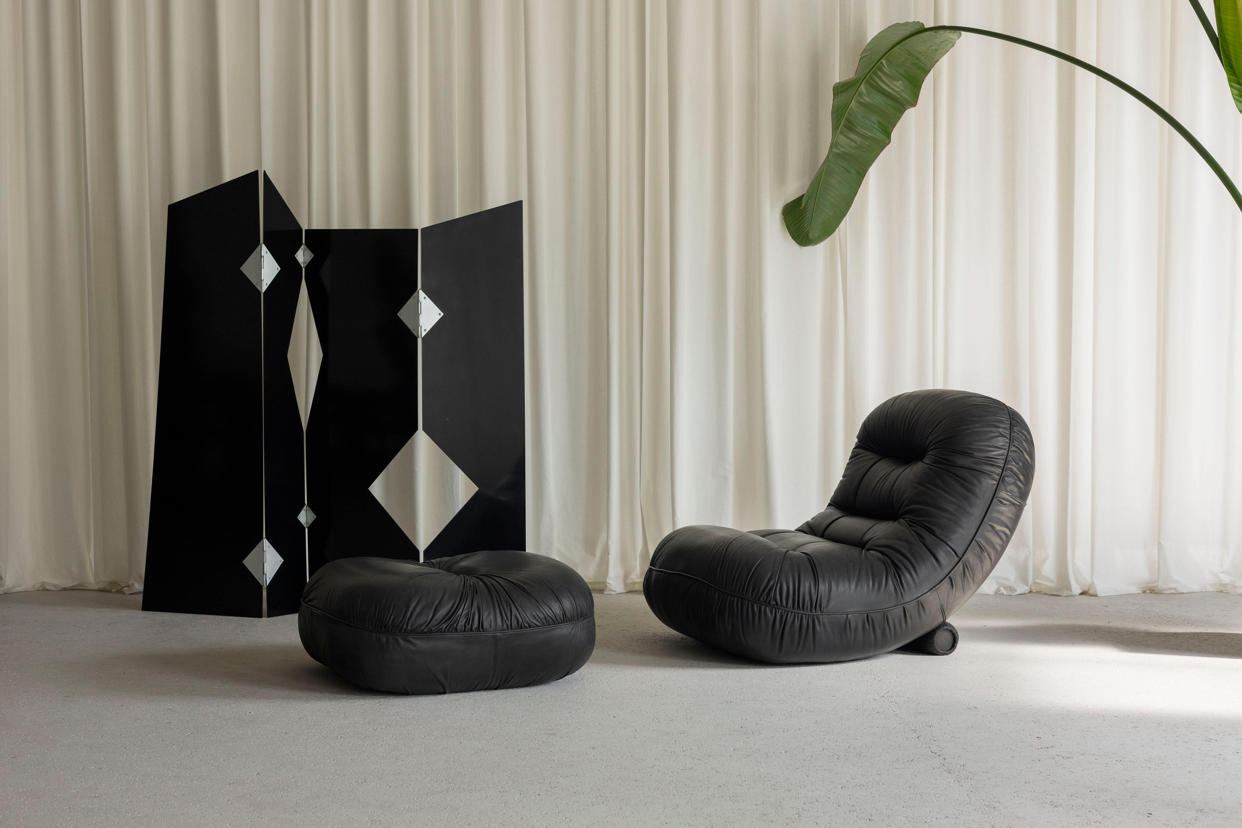 El increíble sillón y puf Tumble, diseñado por Adriano Piazzesi y fabricado por Tre D en Italia en 1973, es una pieza rara y muy buscada del diseño italiano. Este modelo elegante y versátil destaca por su innovador mecanismo de ajuste, que te