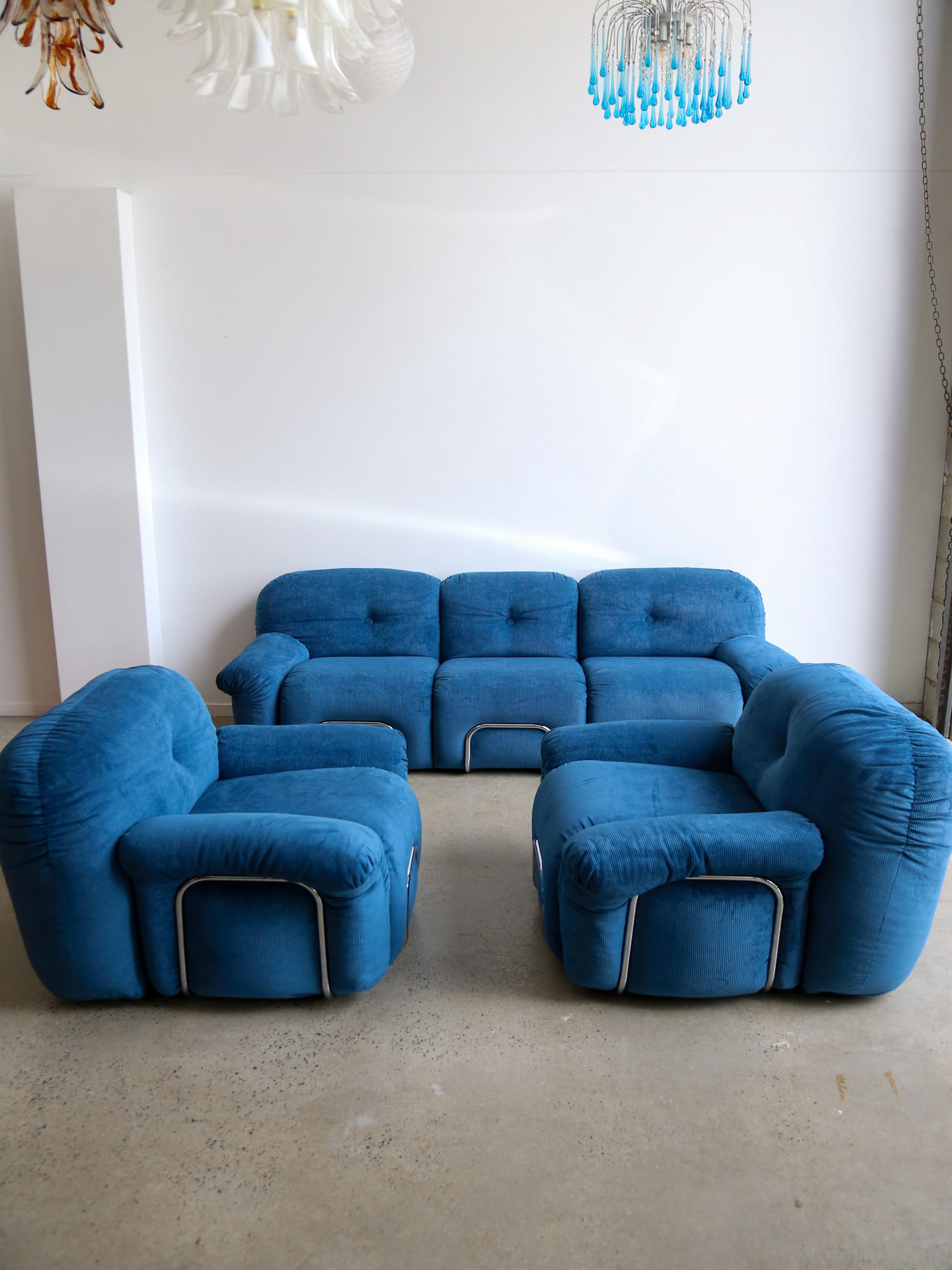 Mid-Century Modern Ensemble de canapés Adriano Pizzesi en velours bleu marine en vente