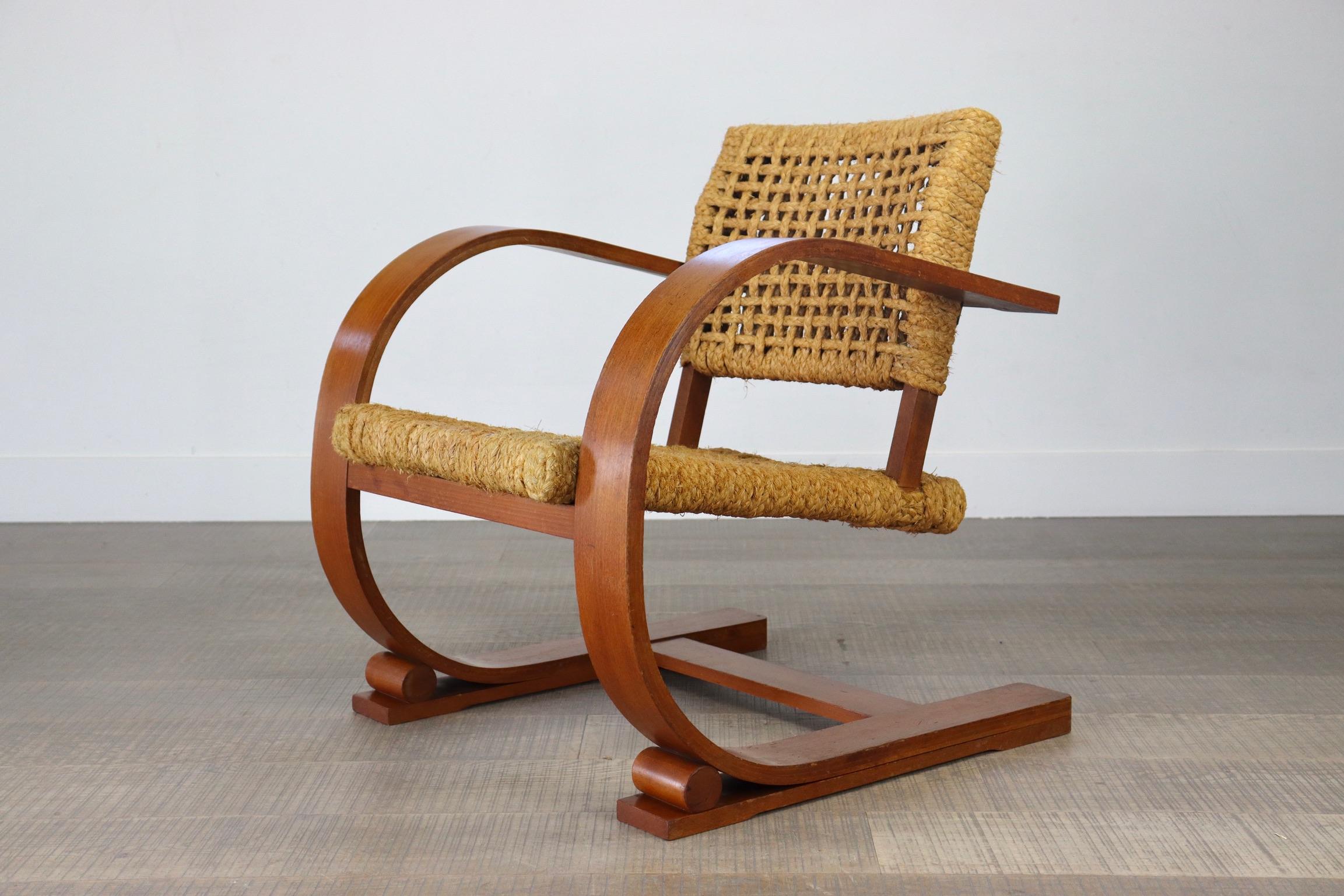Superbe chaise longue française par Adrien Audoux et Frida Minet. Les designers français étaient attachés à une éthique du design basée sur des matériaux accessibles comme moyen de servir la vie moderne. En réaction à l'Exposition des Arts