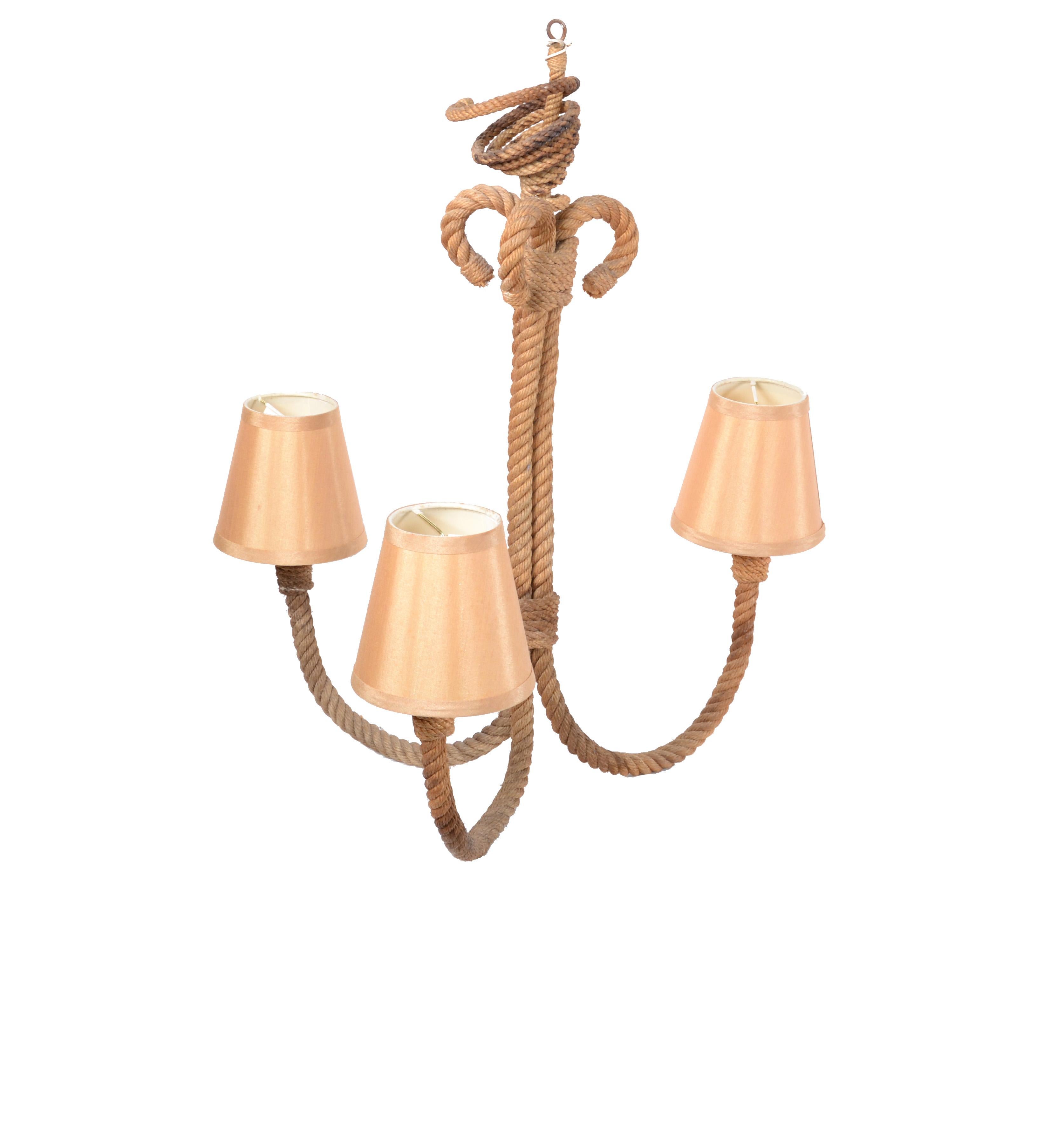 Mid-Century Modern Adrien Audoux and Frida Minet 3-light French rope chandelier.
Nautical design made in the 1960s.
Takes 3-light bulbs with max. 40 watts.